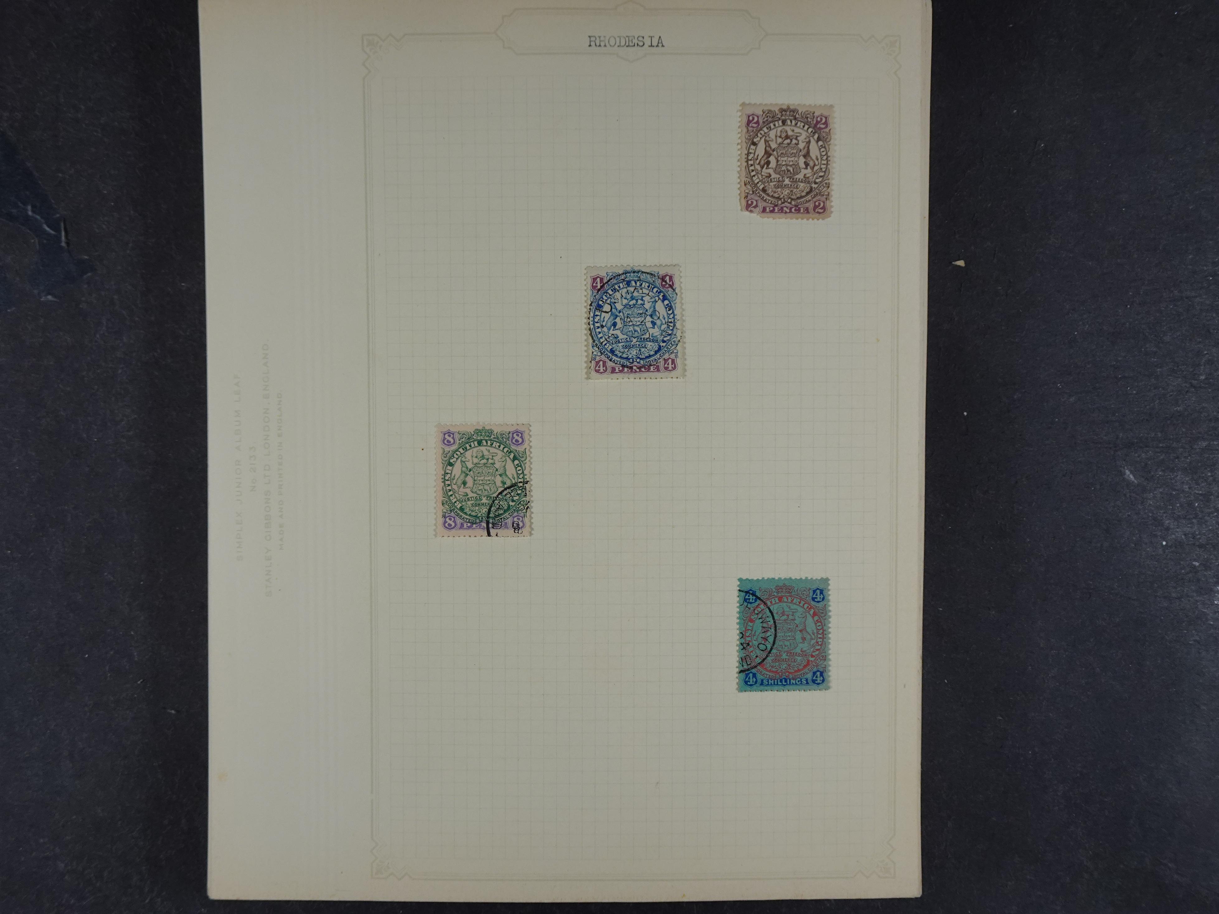 Doos met allerlei materiaal diverse betere zegels en fraaie stempels.
 124