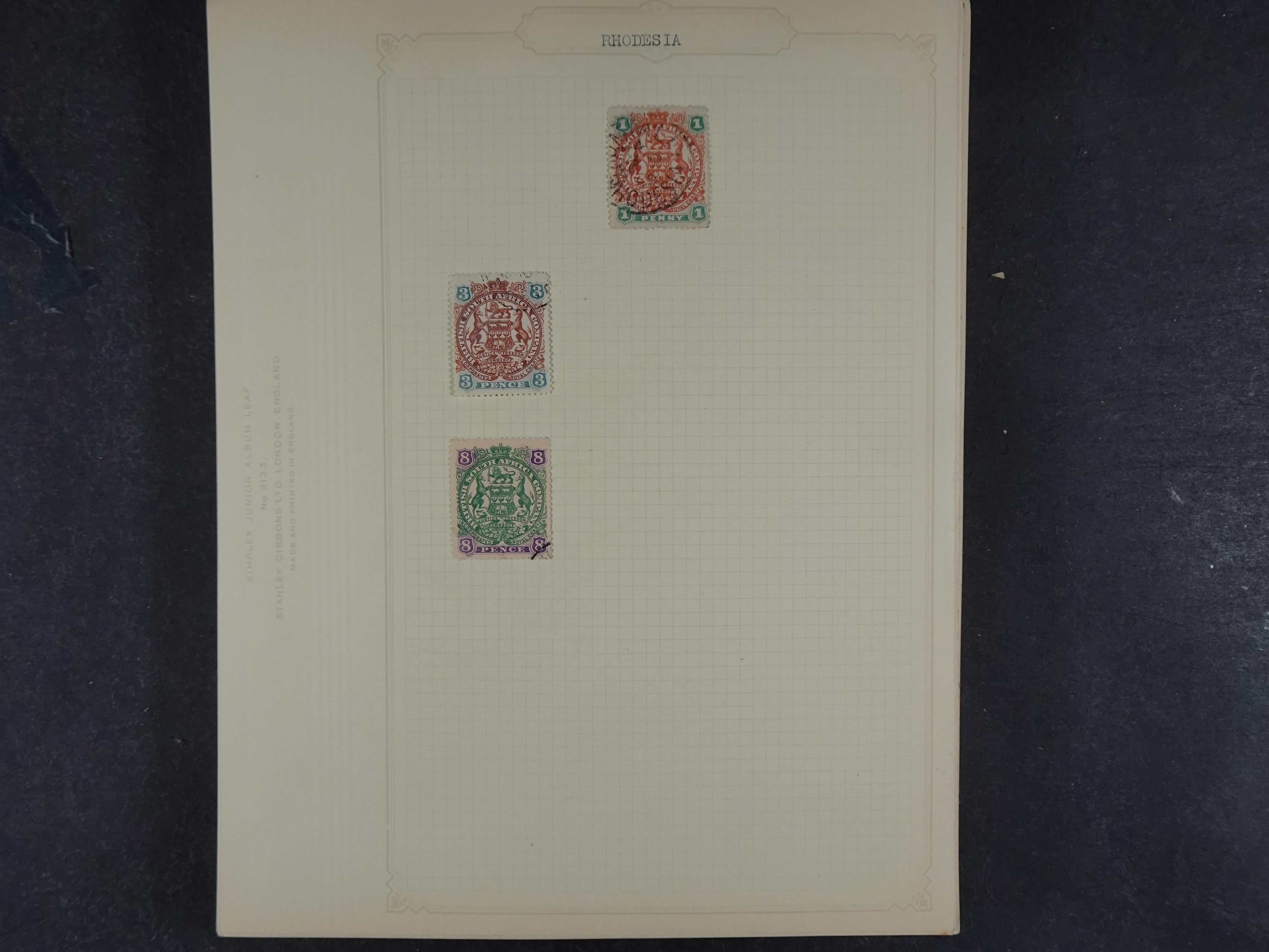 Doos met allerlei materiaal diverse betere zegels en fraaie stempels.
 125