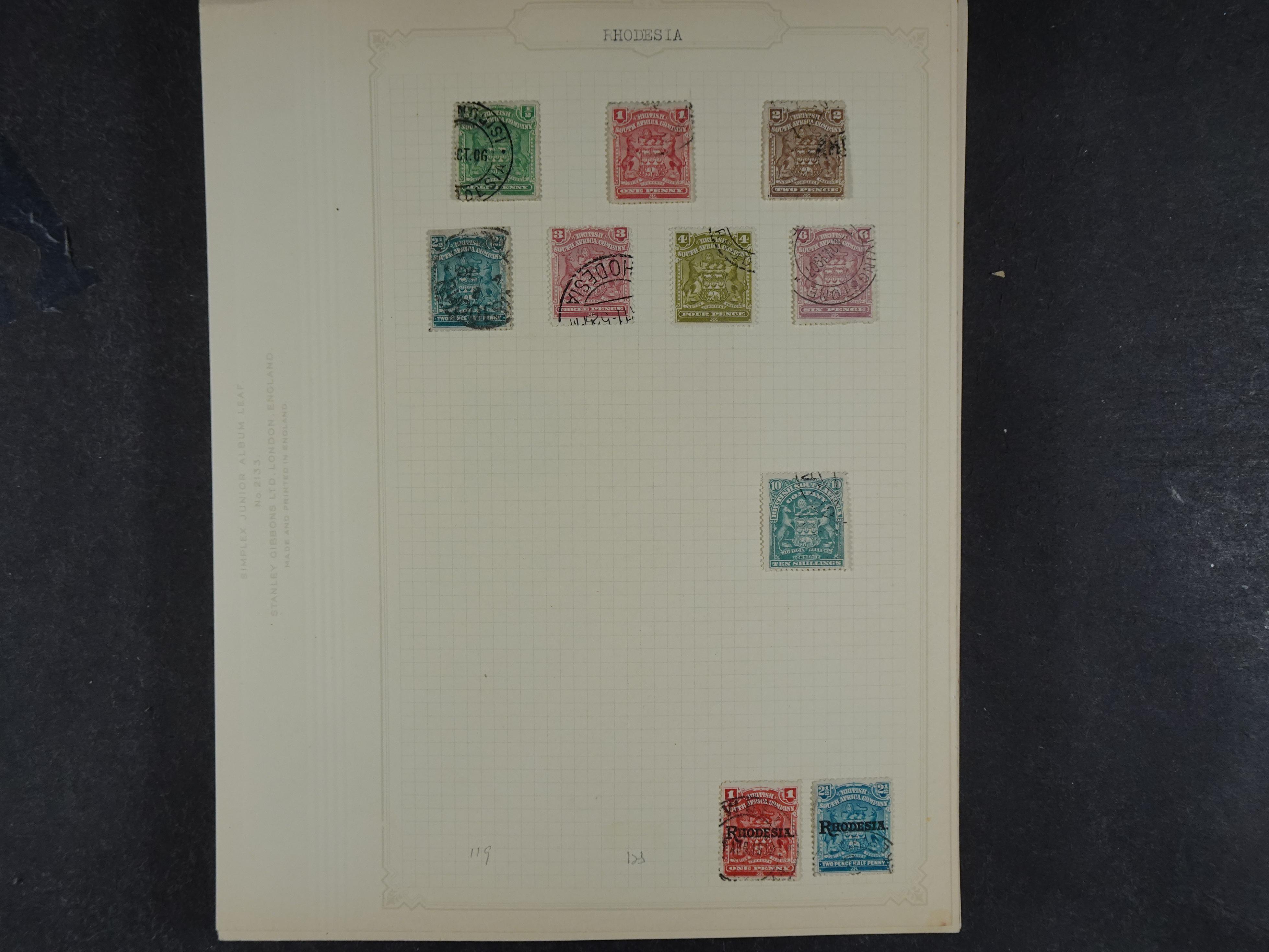 Doos met allerlei materiaal diverse betere zegels en fraaie stempels.
 126