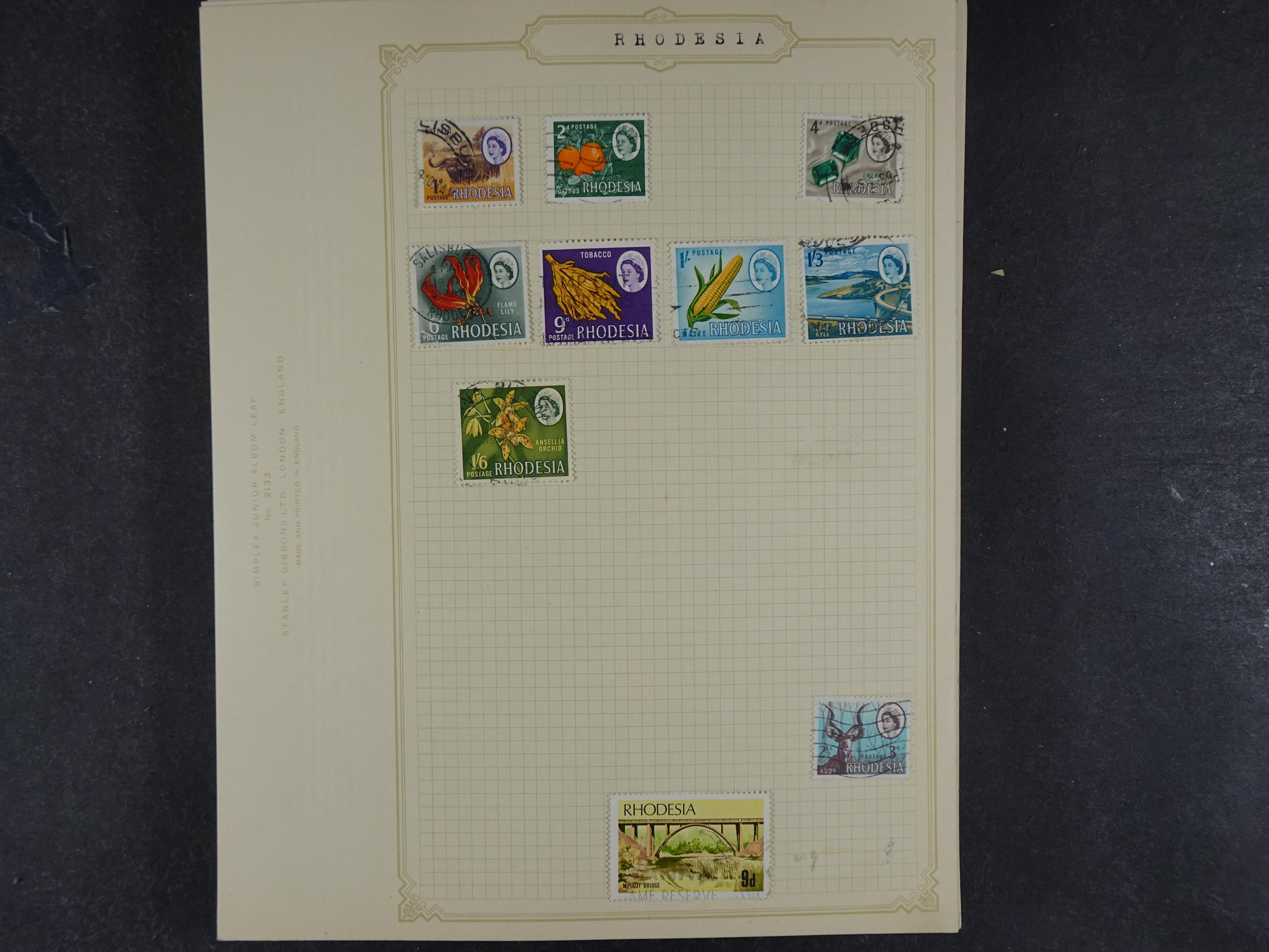 Doos met allerlei materiaal diverse betere zegels en fraaie stempels.
 127