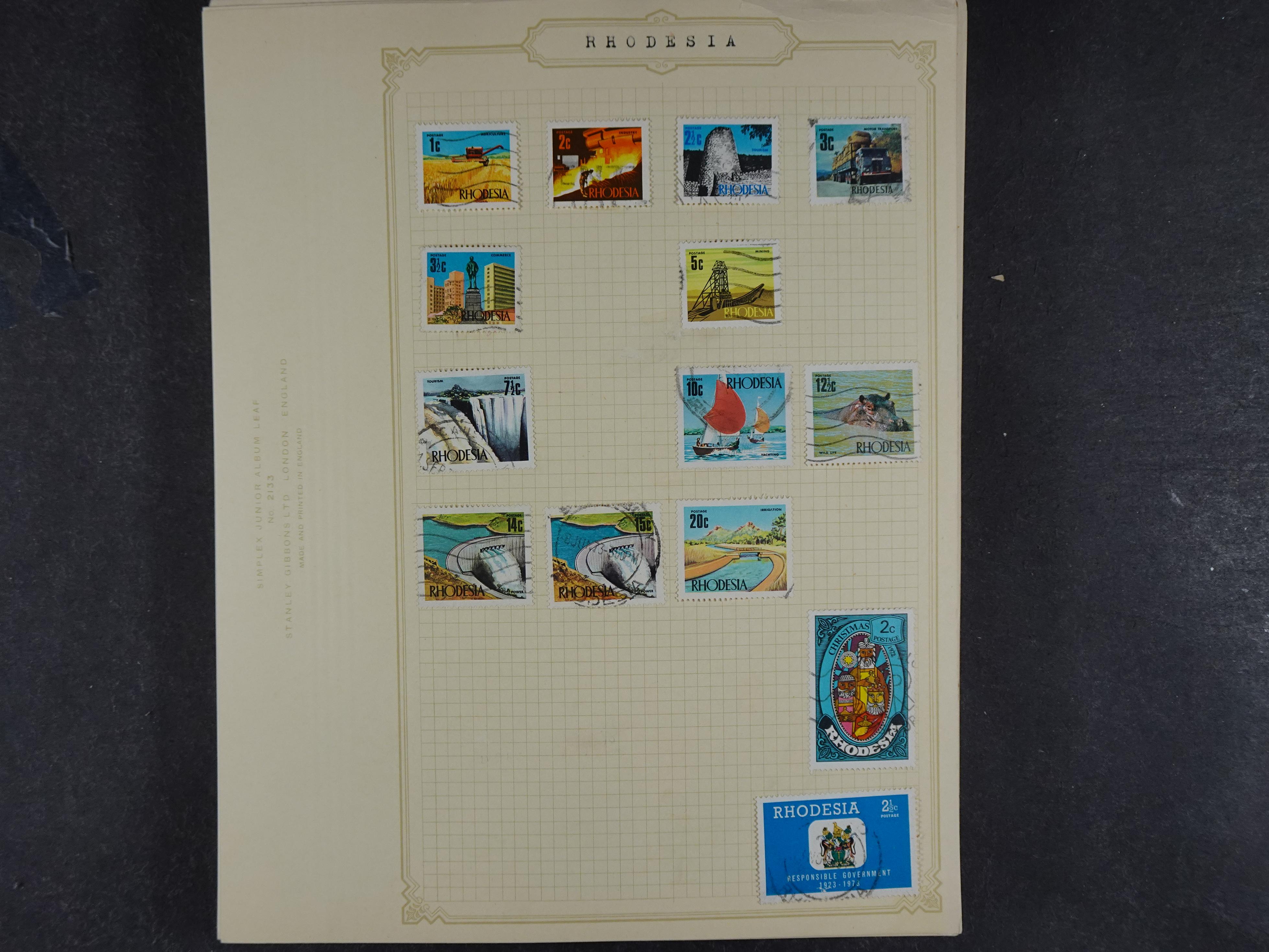 Doos met allerlei materiaal diverse betere zegels en fraaie stempels.
 128