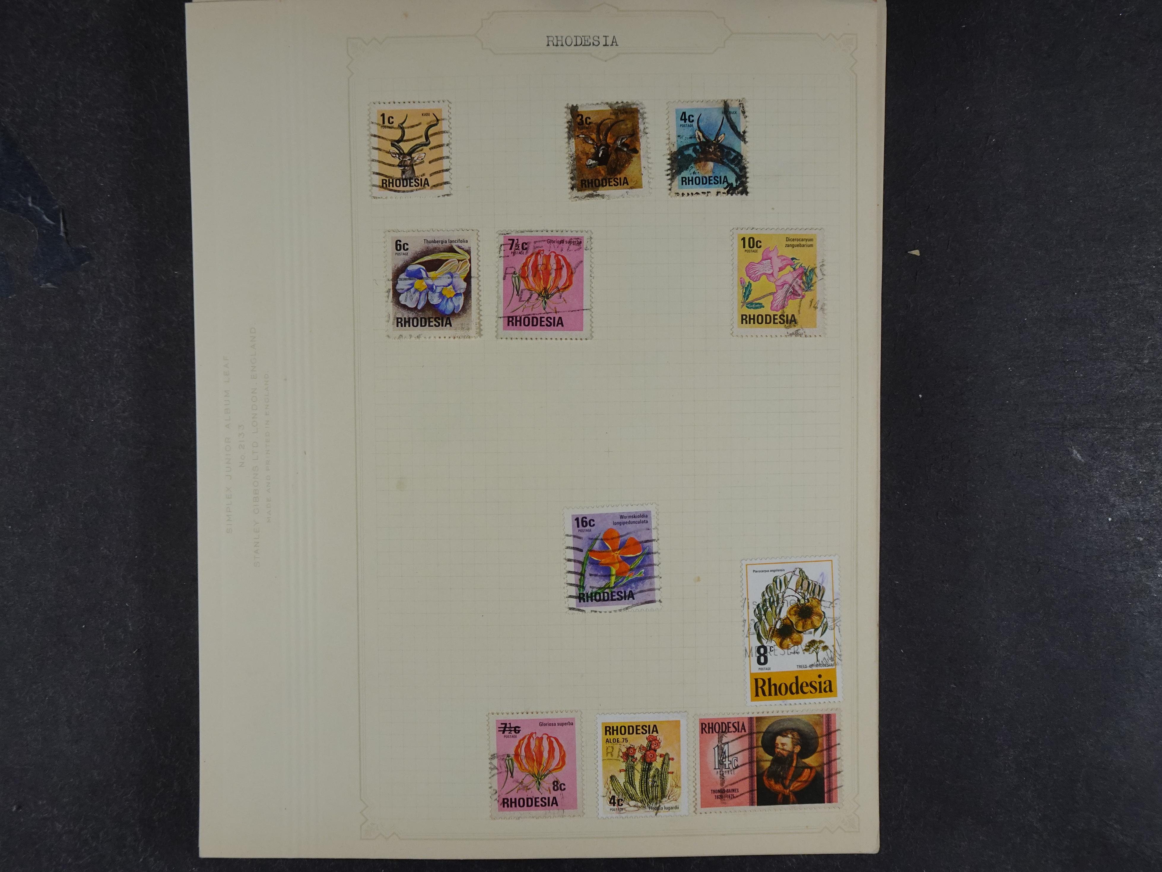 Doos met allerlei materiaal diverse betere zegels en fraaie stempels.
 129