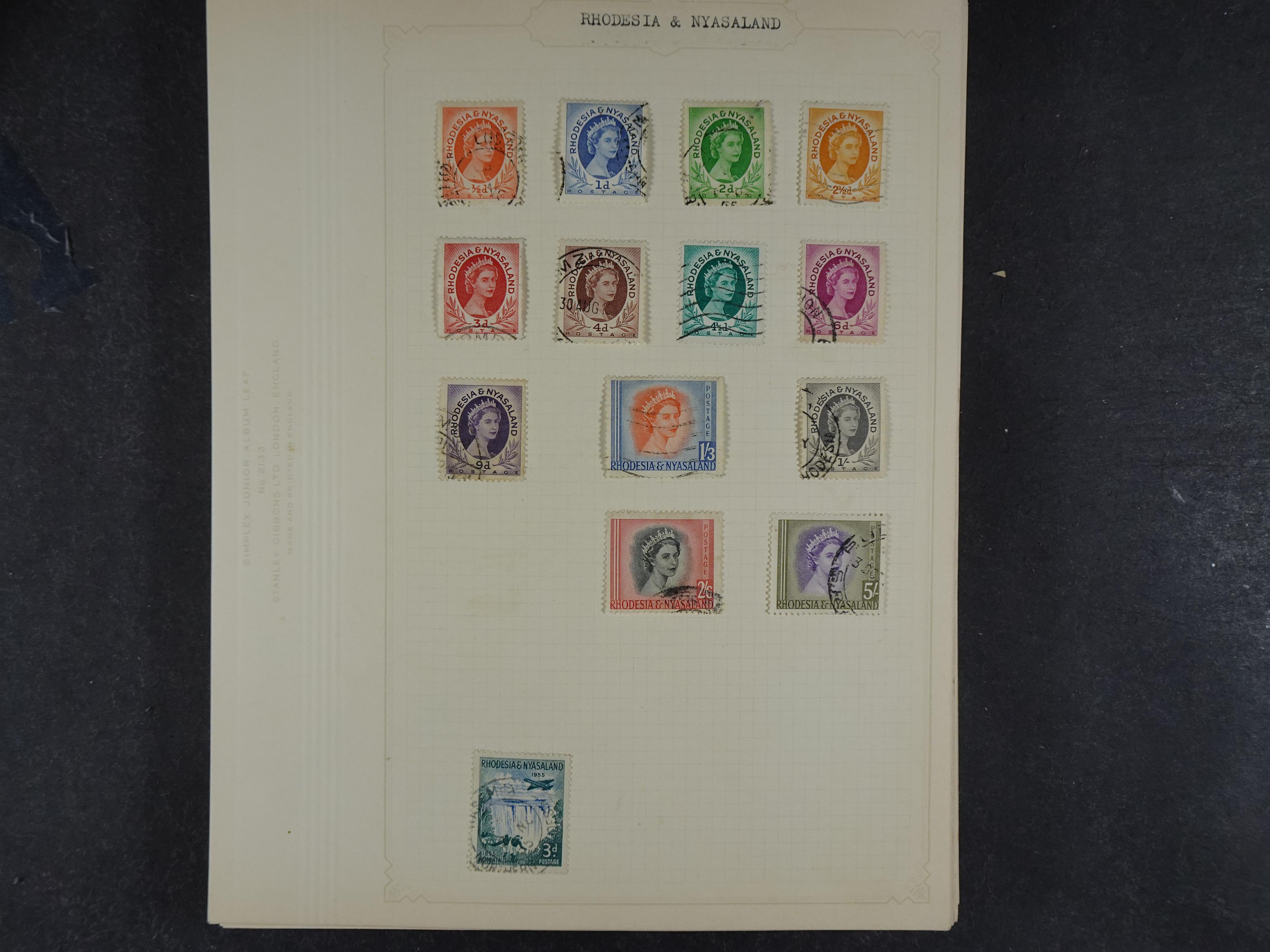 Doos met allerlei materiaal diverse betere zegels en fraaie stempels.
 130