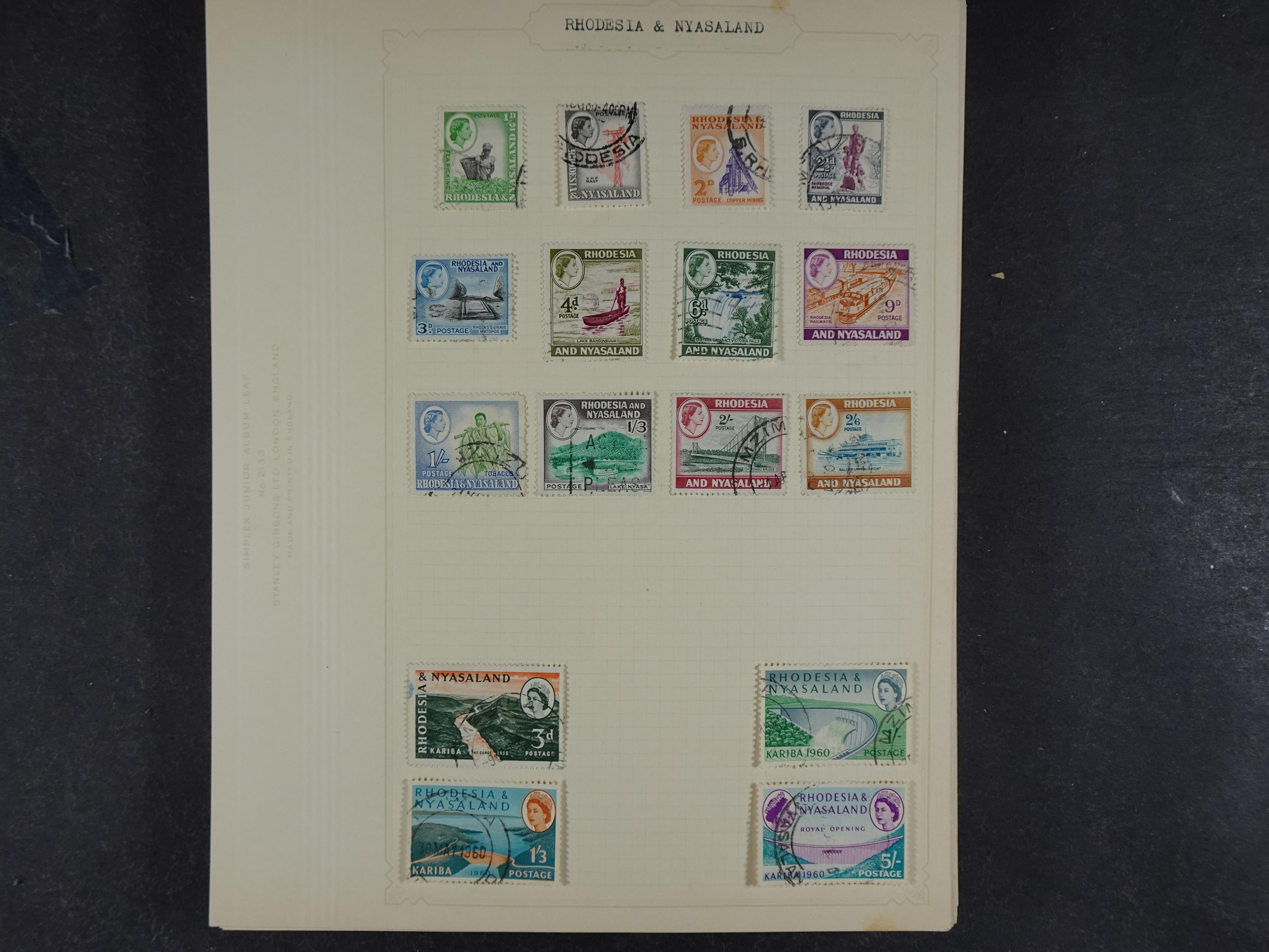 Doos met allerlei materiaal diverse betere zegels en fraaie stempels.
 131