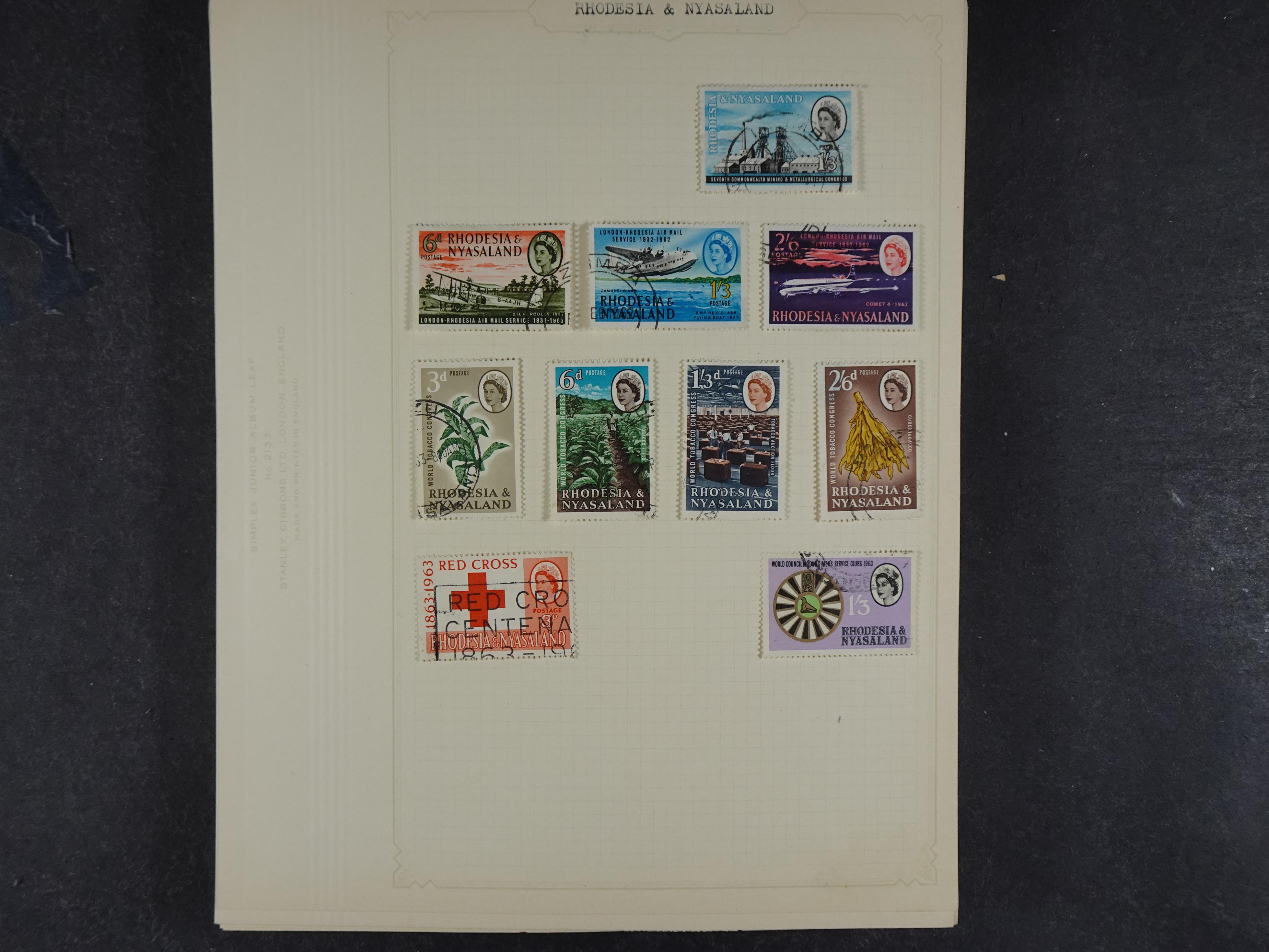 Doos met allerlei materiaal diverse betere zegels en fraaie stempels.
 132