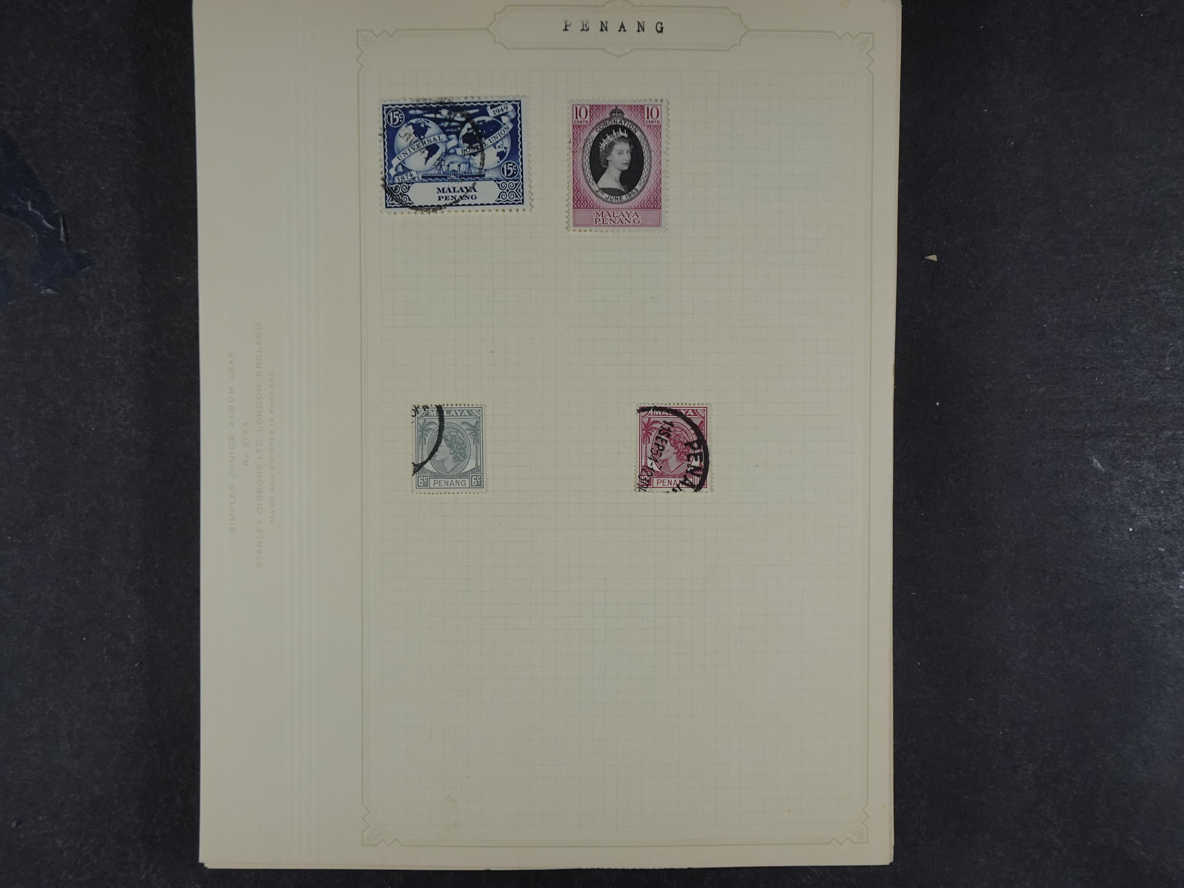 Doos met allerlei materiaal diverse betere zegels en fraaie stempels.
 133