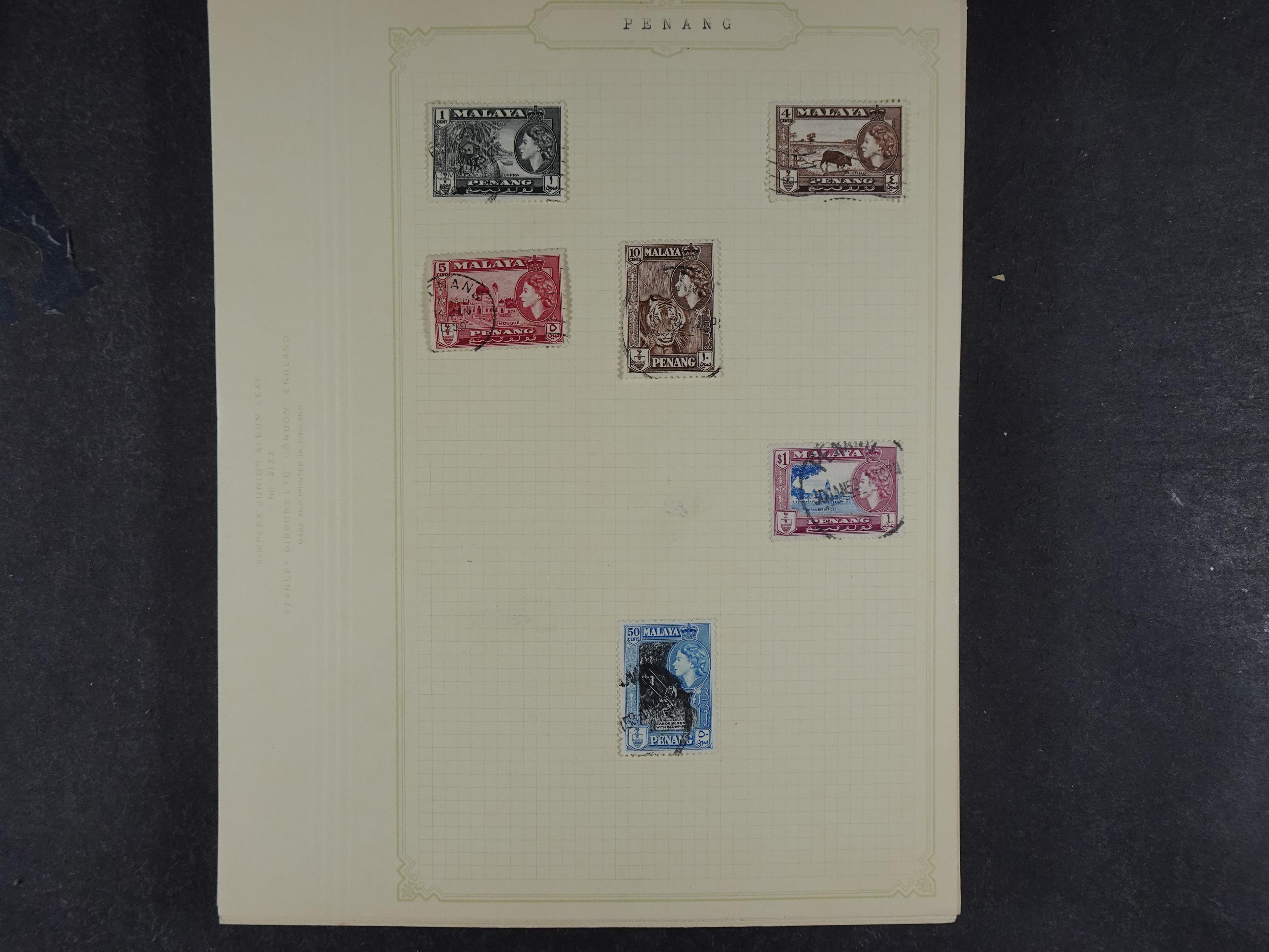 Doos met allerlei materiaal diverse betere zegels en fraaie stempels.
 134