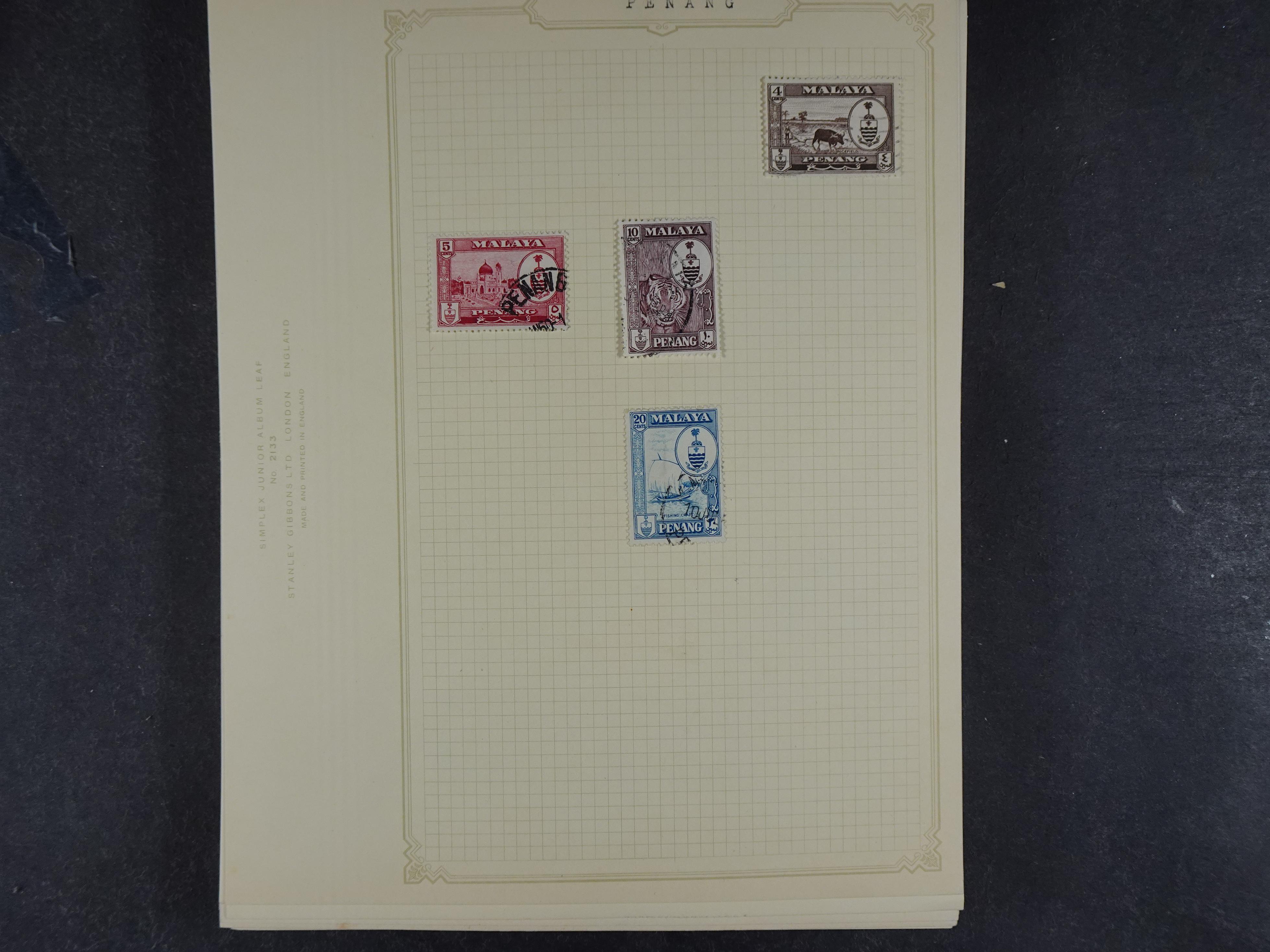 Doos met allerlei materiaal diverse betere zegels en fraaie stempels.
 135