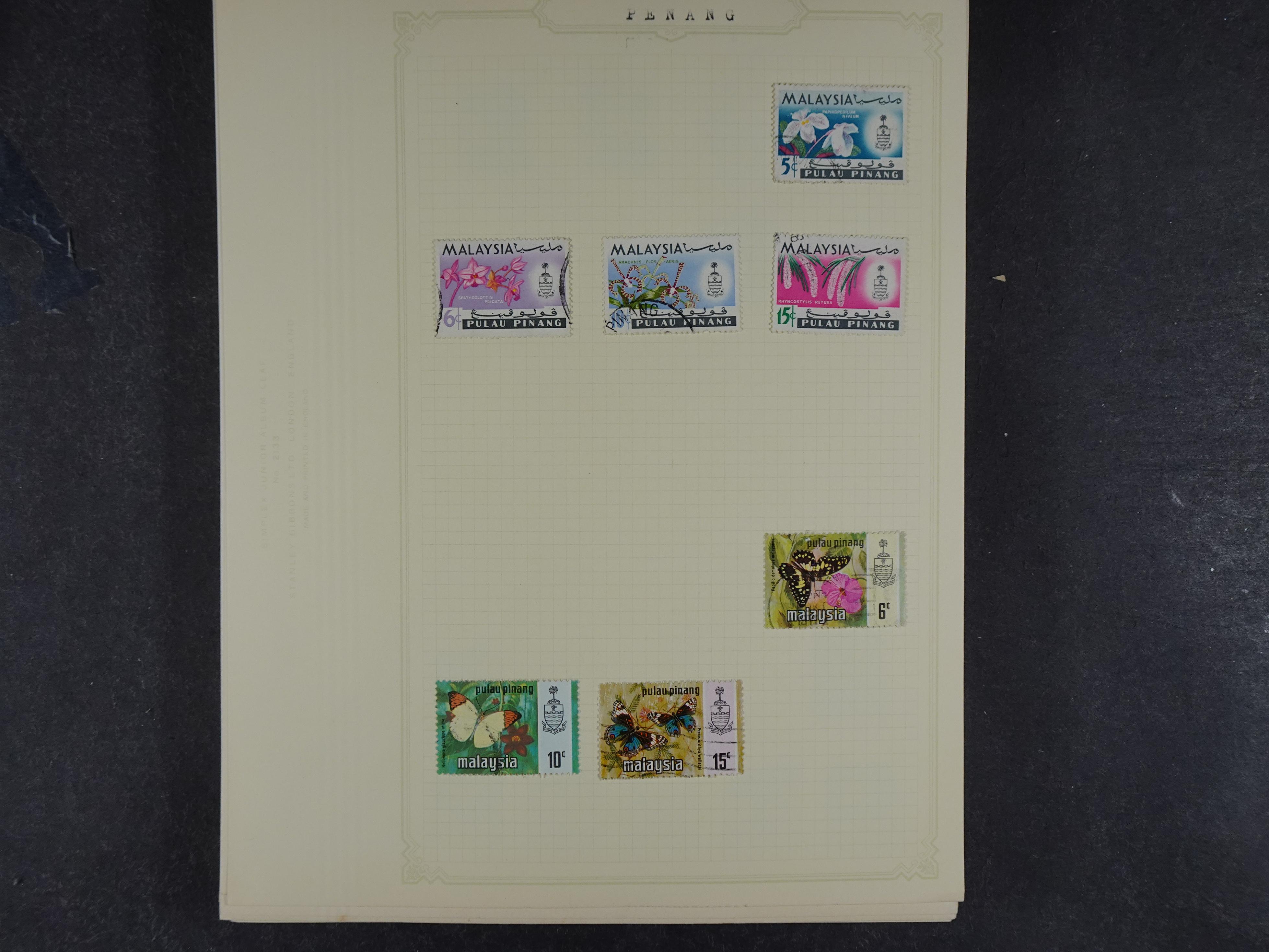 Doos met allerlei materiaal diverse betere zegels en fraaie stempels.
 136