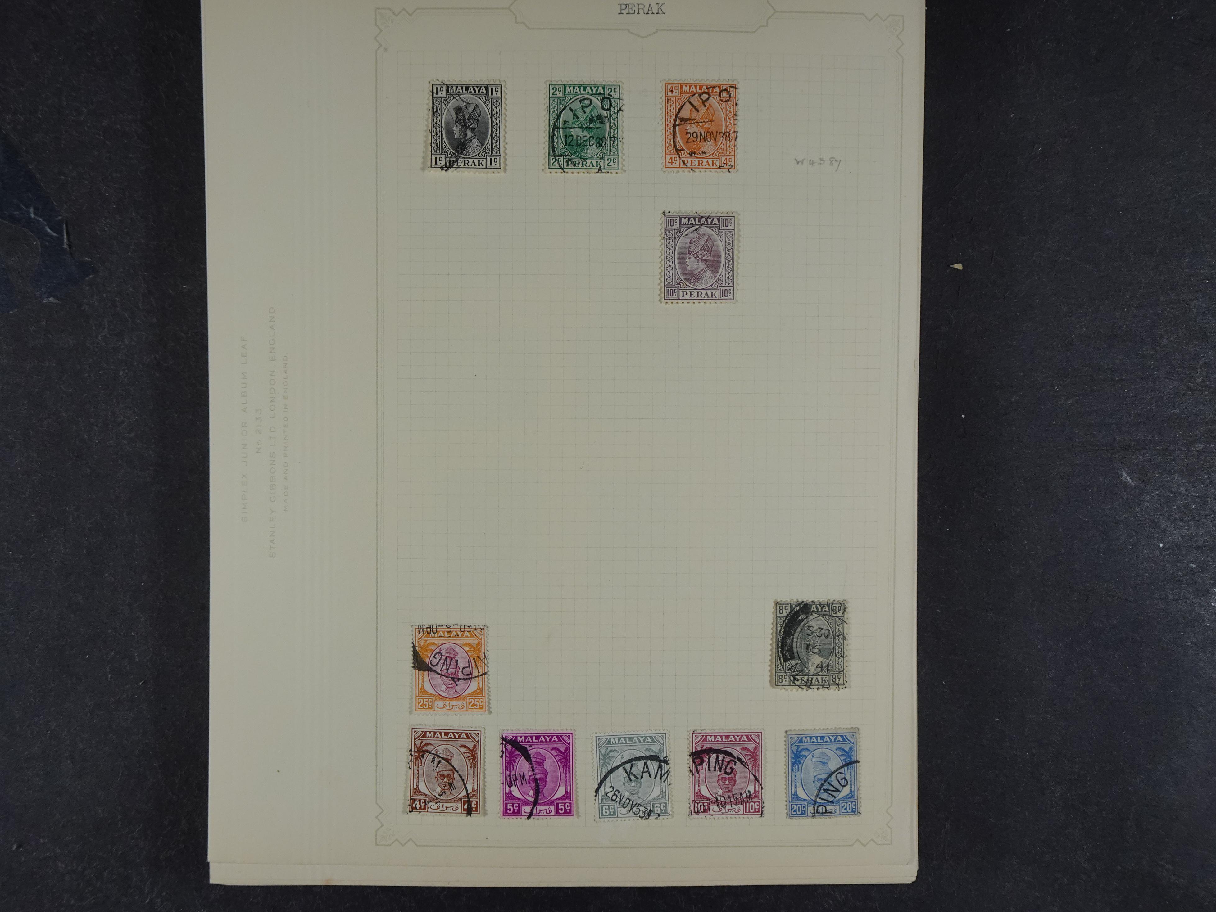 Doos met allerlei materiaal diverse betere zegels en fraaie stempels.
 137