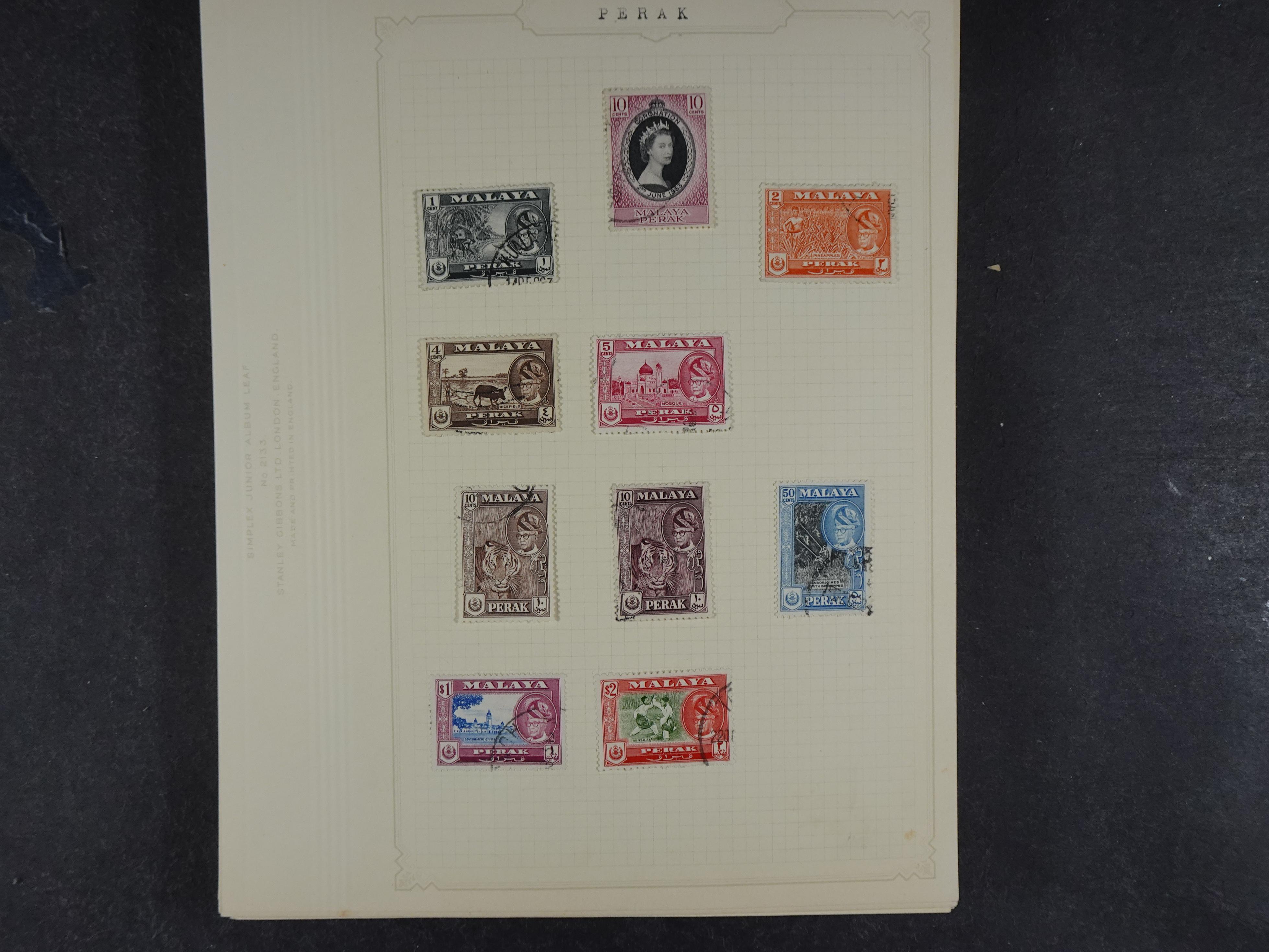 Doos met allerlei materiaal diverse betere zegels en fraaie stempels.
 138