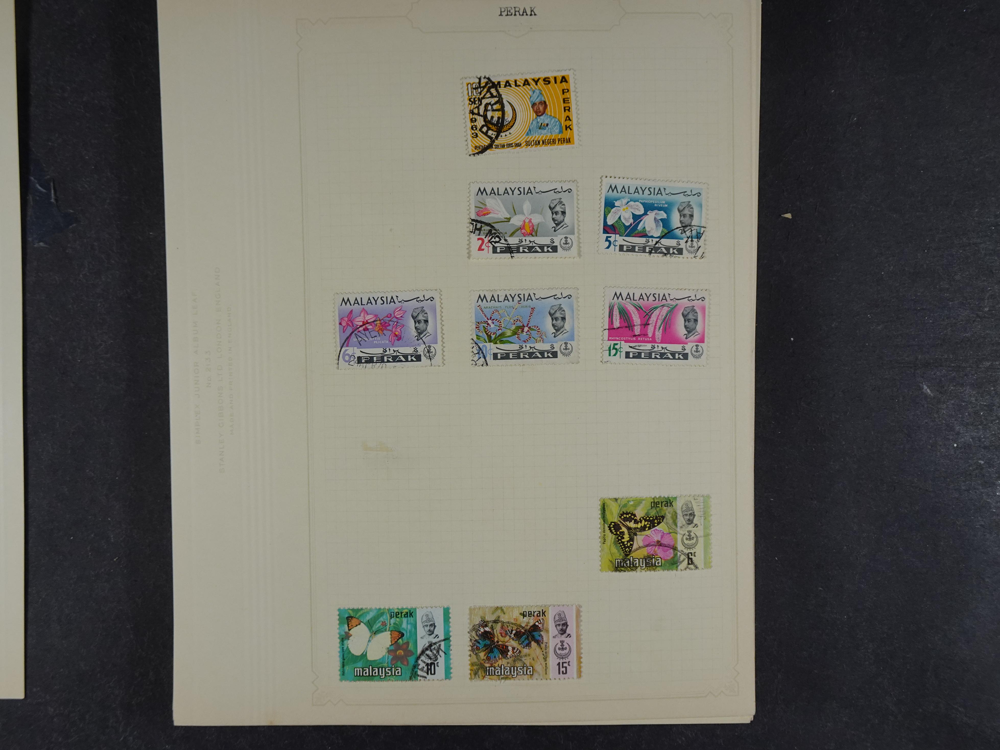 Doos met allerlei materiaal diverse betere zegels en fraaie stempels.
 139