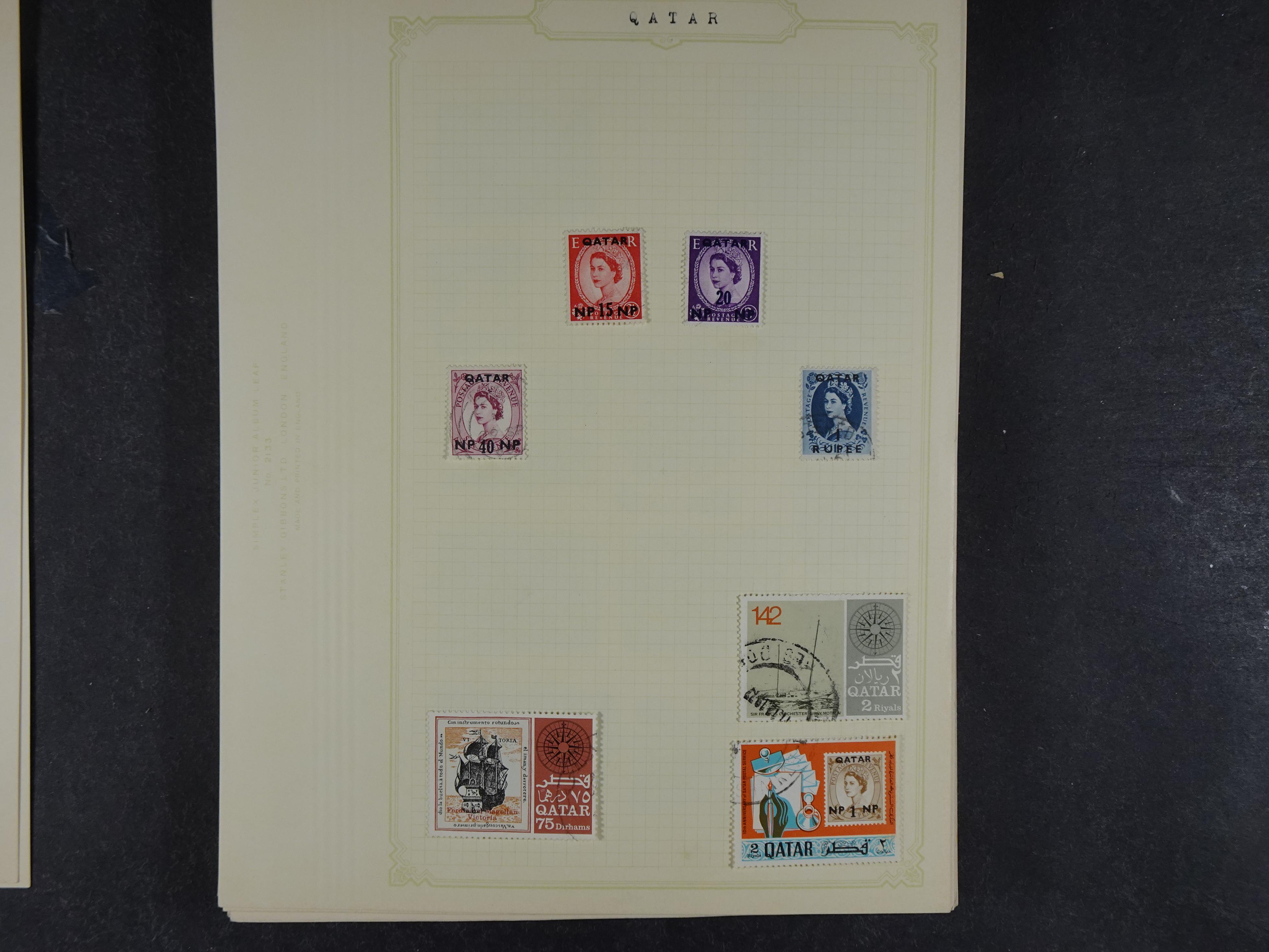 Doos met allerlei materiaal diverse betere zegels en fraaie stempels.
 140