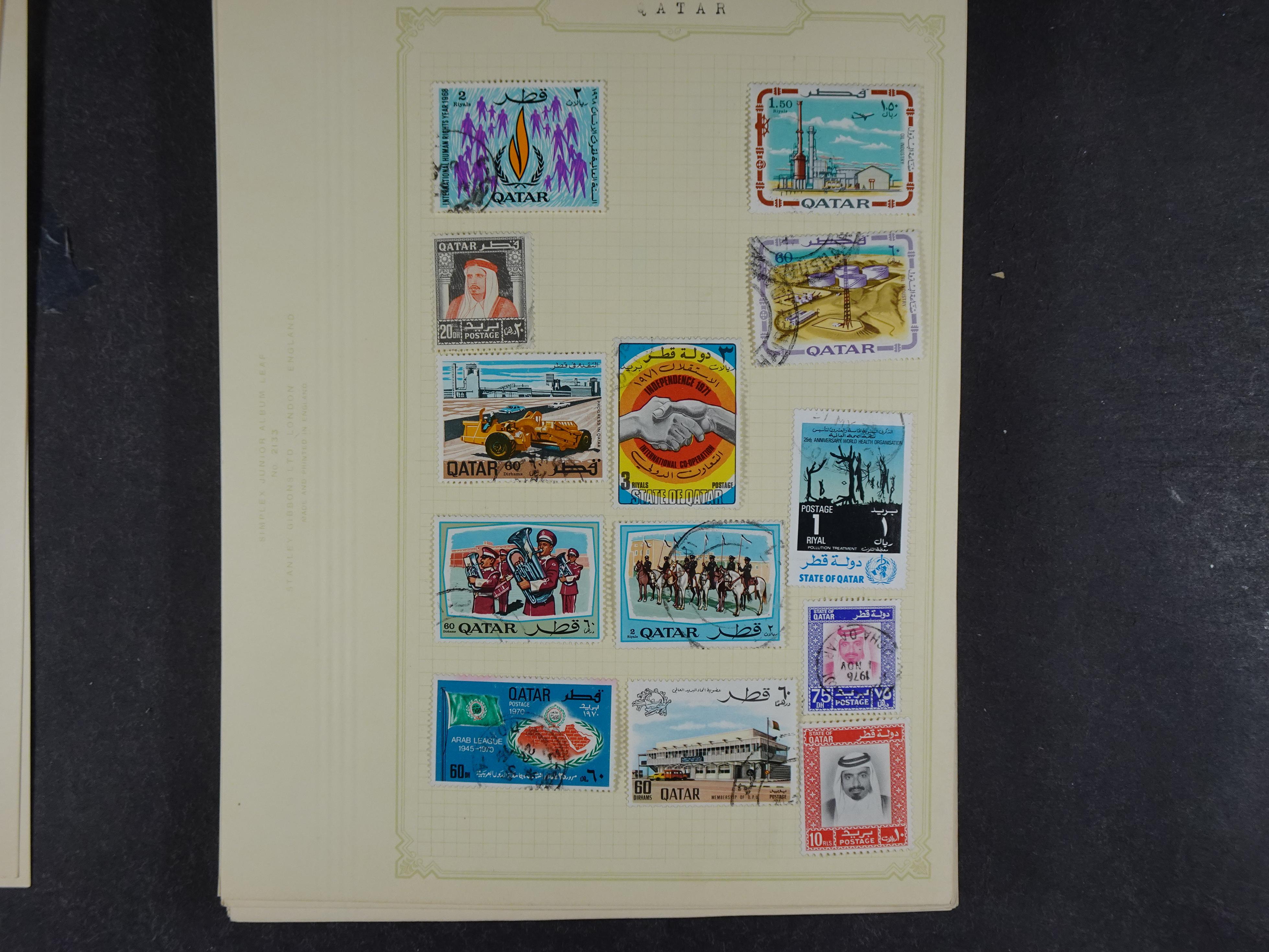 Doos met allerlei materiaal diverse betere zegels en fraaie stempels.
 141