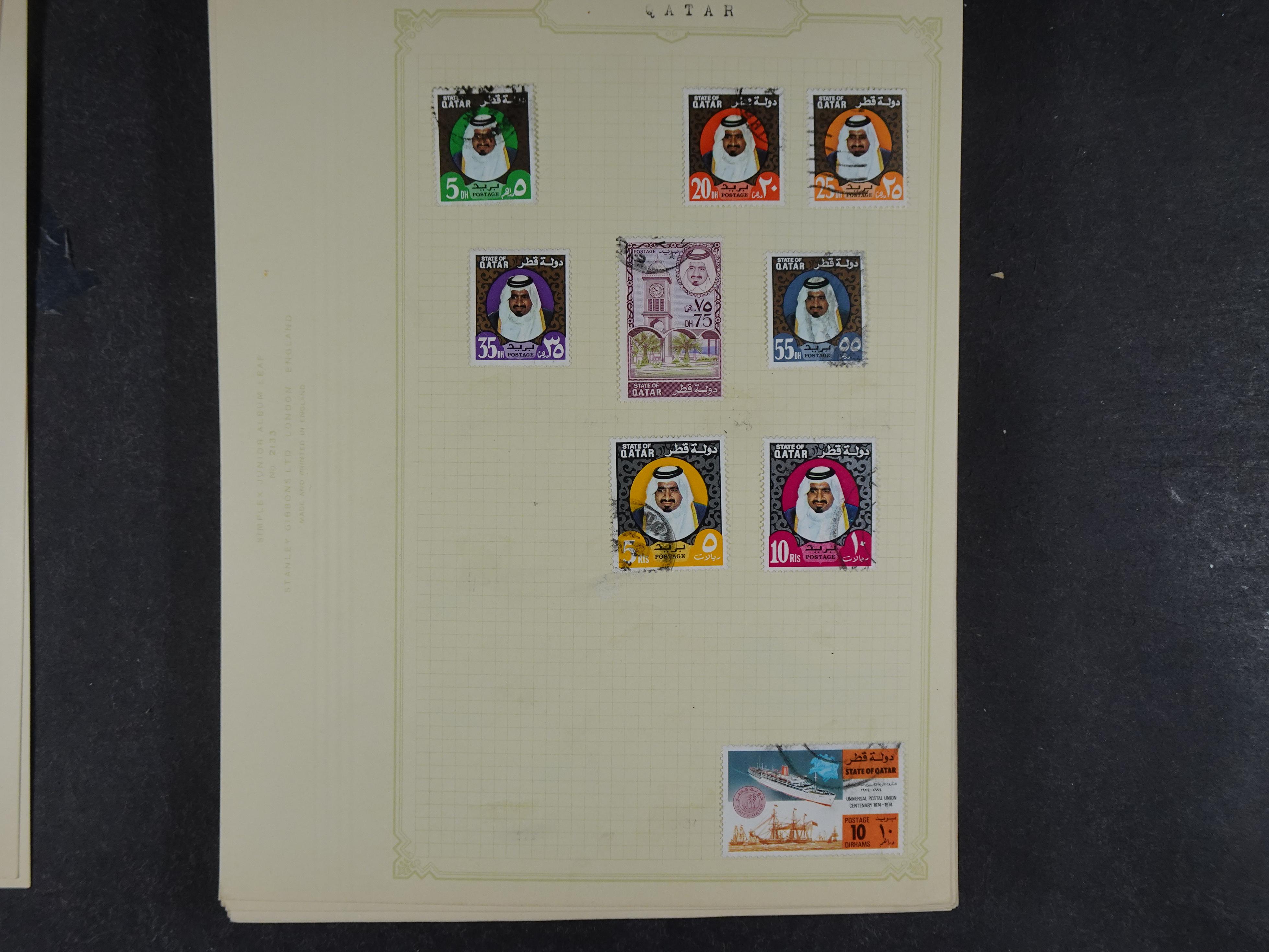 Doos met allerlei materiaal diverse betere zegels en fraaie stempels.
 142