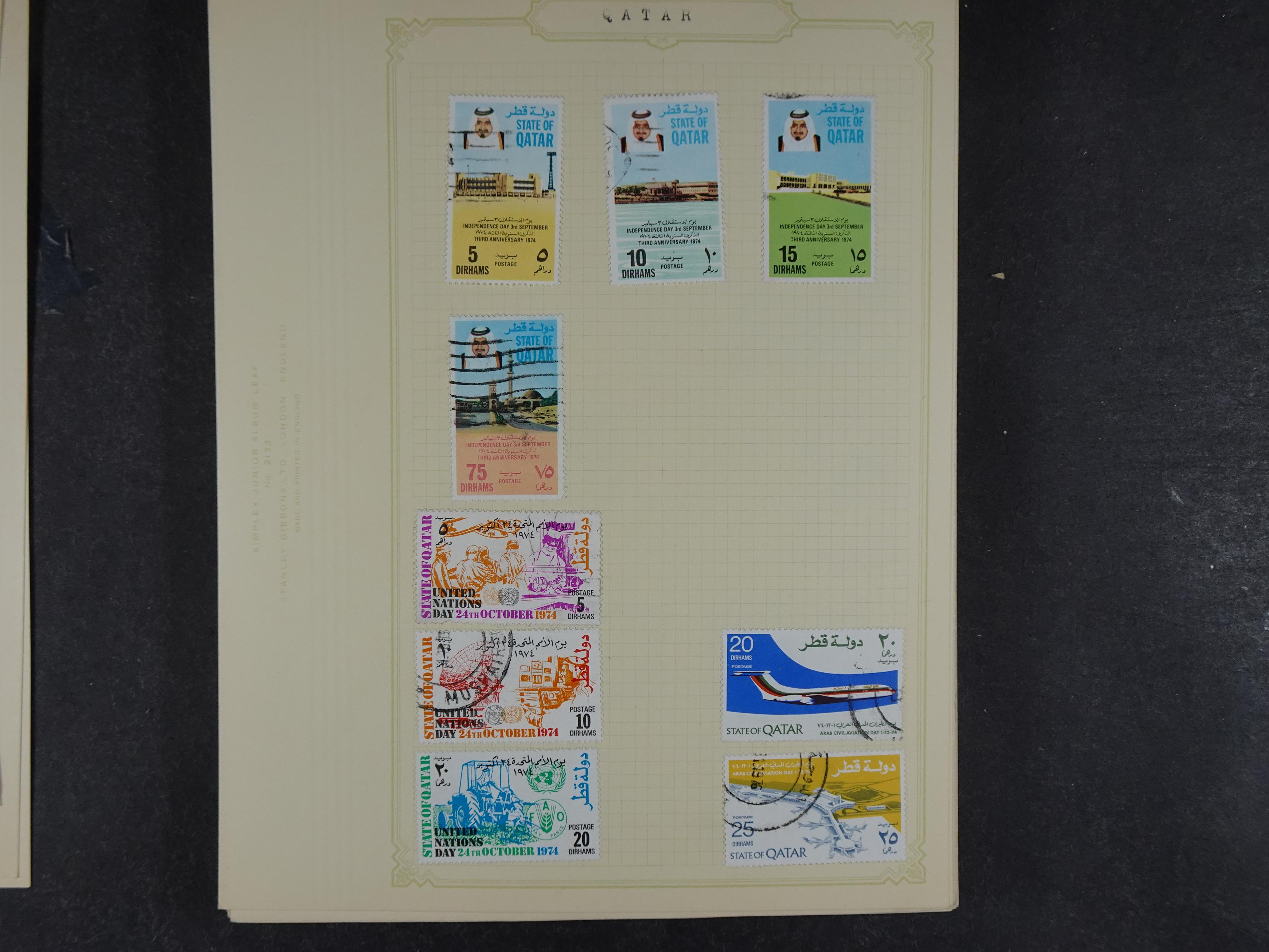 Doos met allerlei materiaal diverse betere zegels en fraaie stempels.
 143