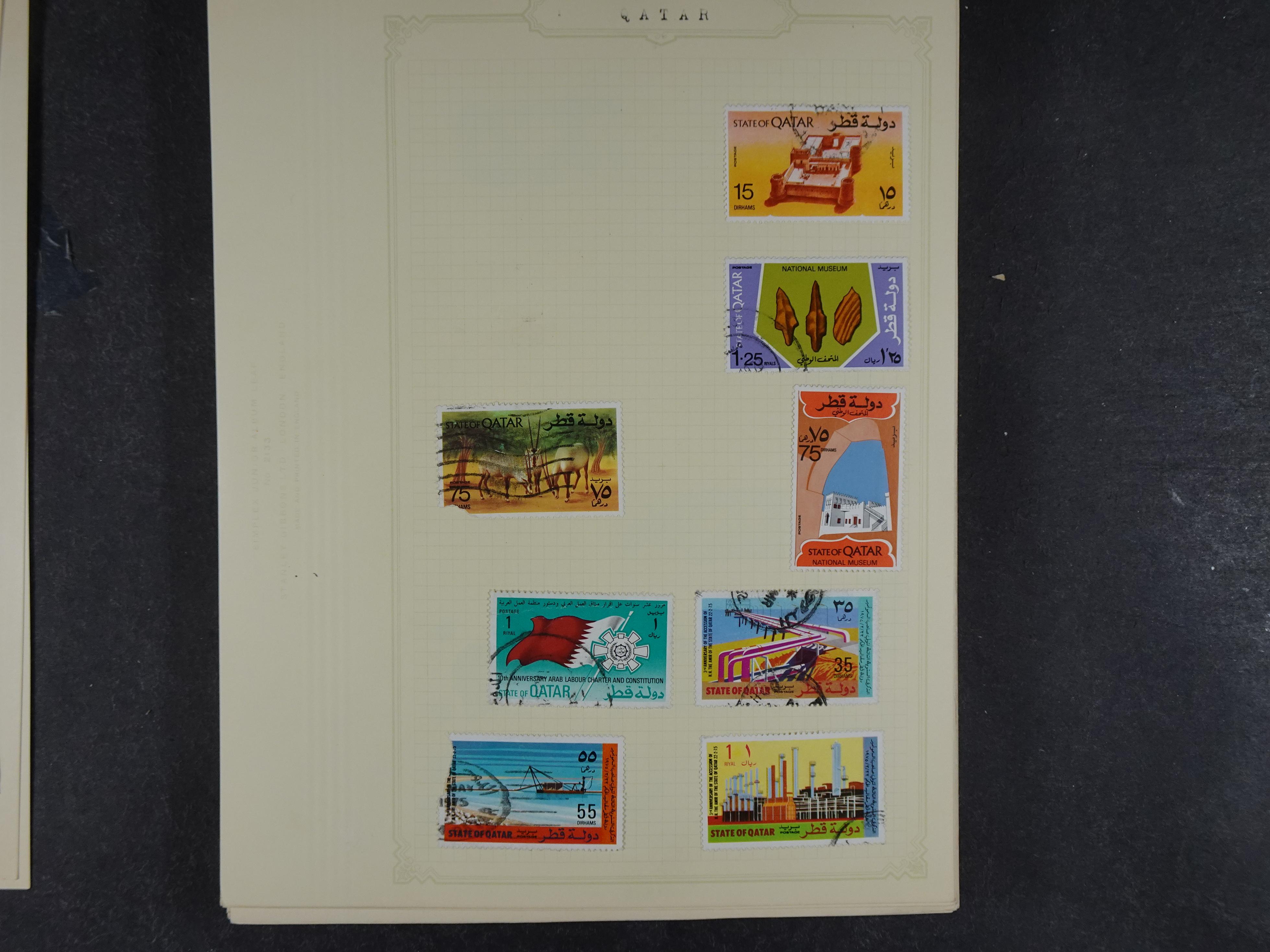 Doos met allerlei materiaal diverse betere zegels en fraaie stempels.
 144