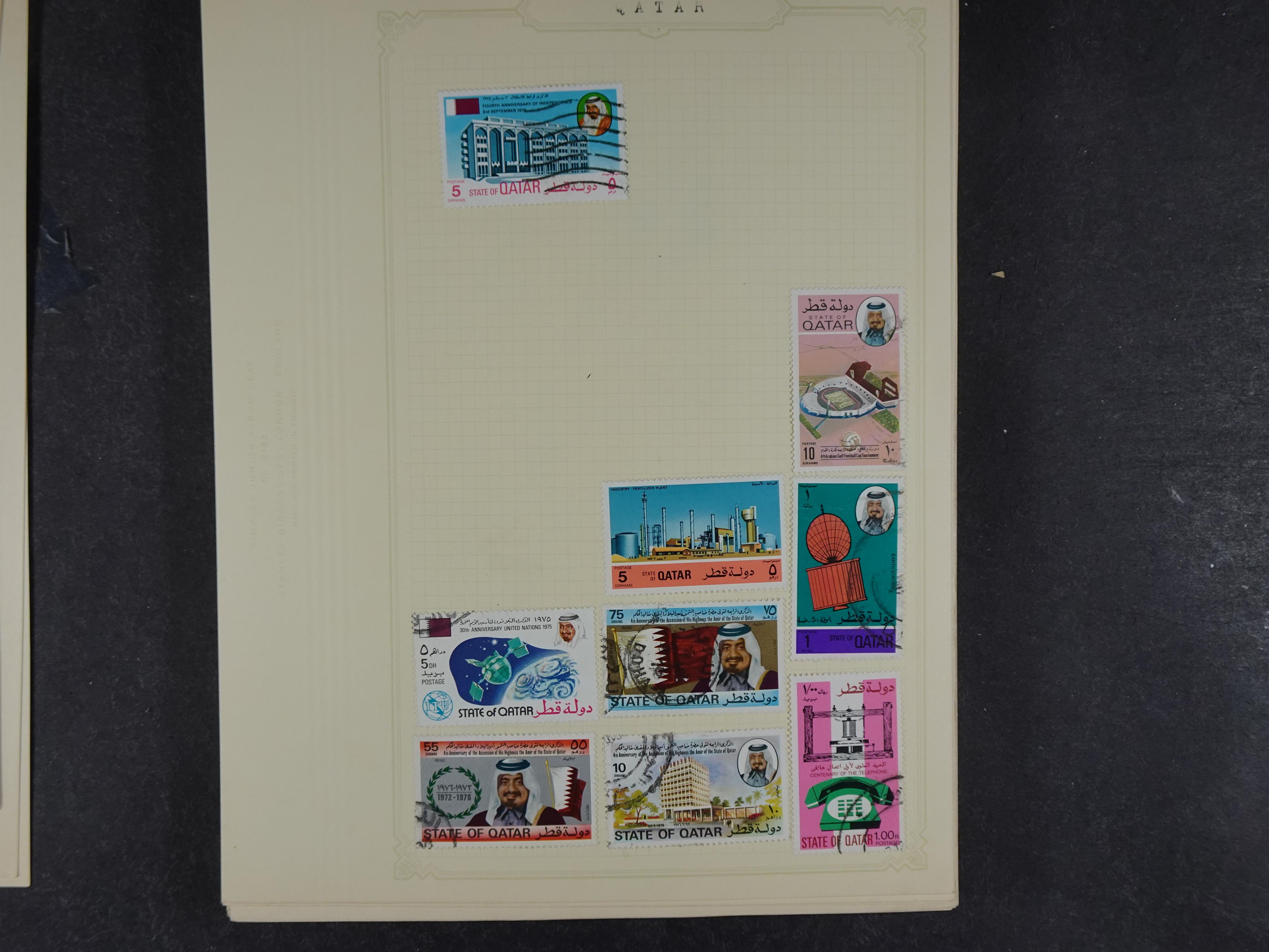 Doos met allerlei materiaal diverse betere zegels en fraaie stempels.
 145