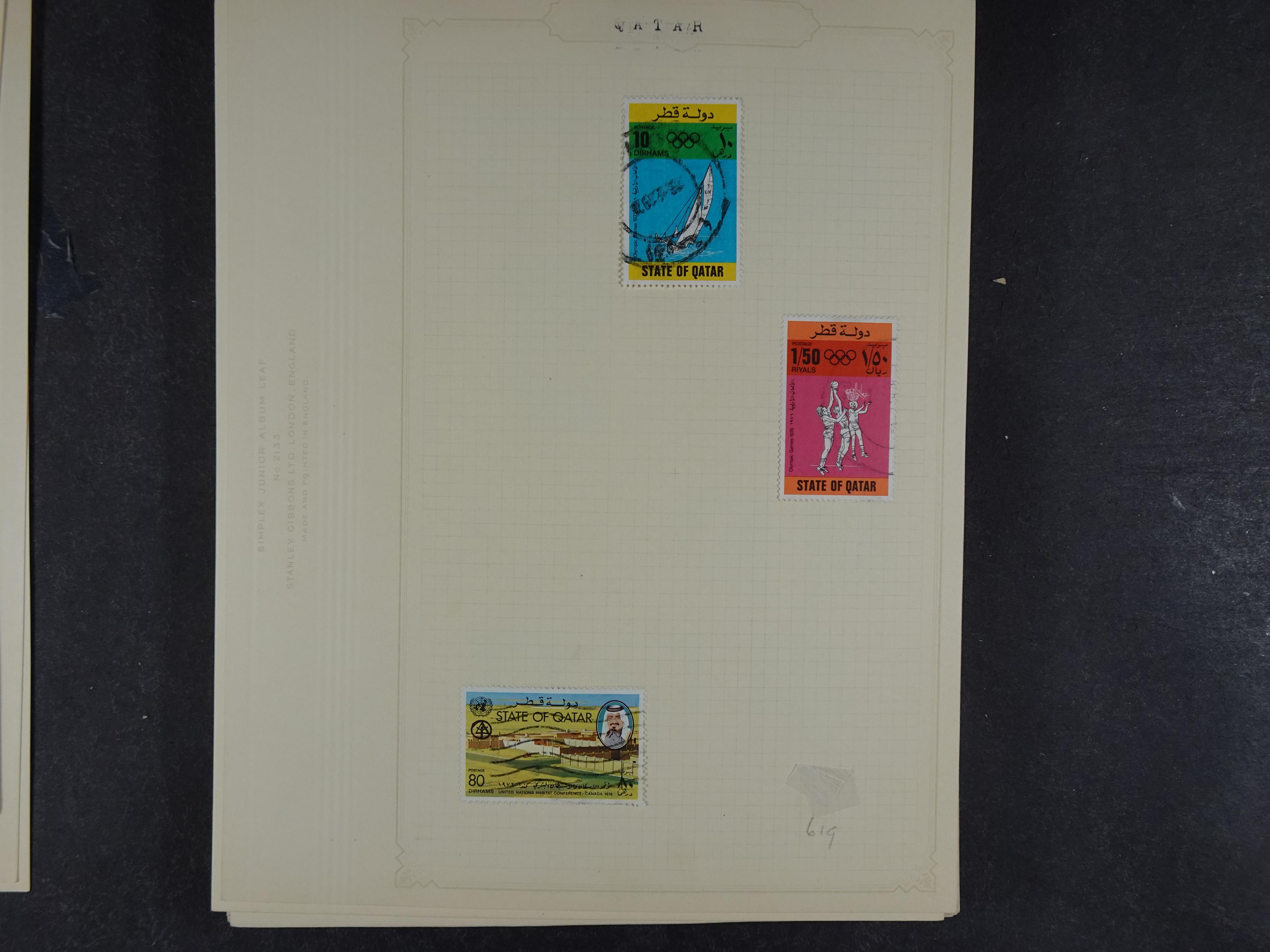 Doos met allerlei materiaal diverse betere zegels en fraaie stempels.
 146