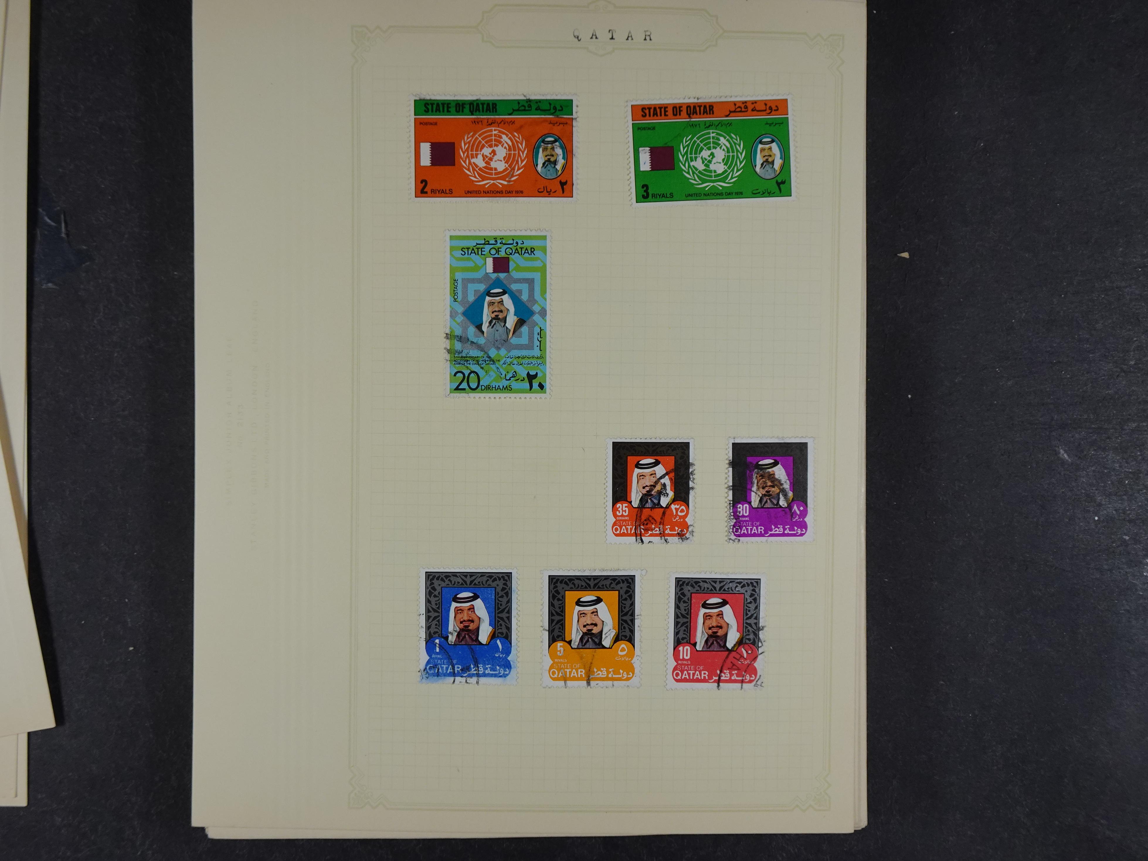 Doos met allerlei materiaal diverse betere zegels en fraaie stempels.
 147