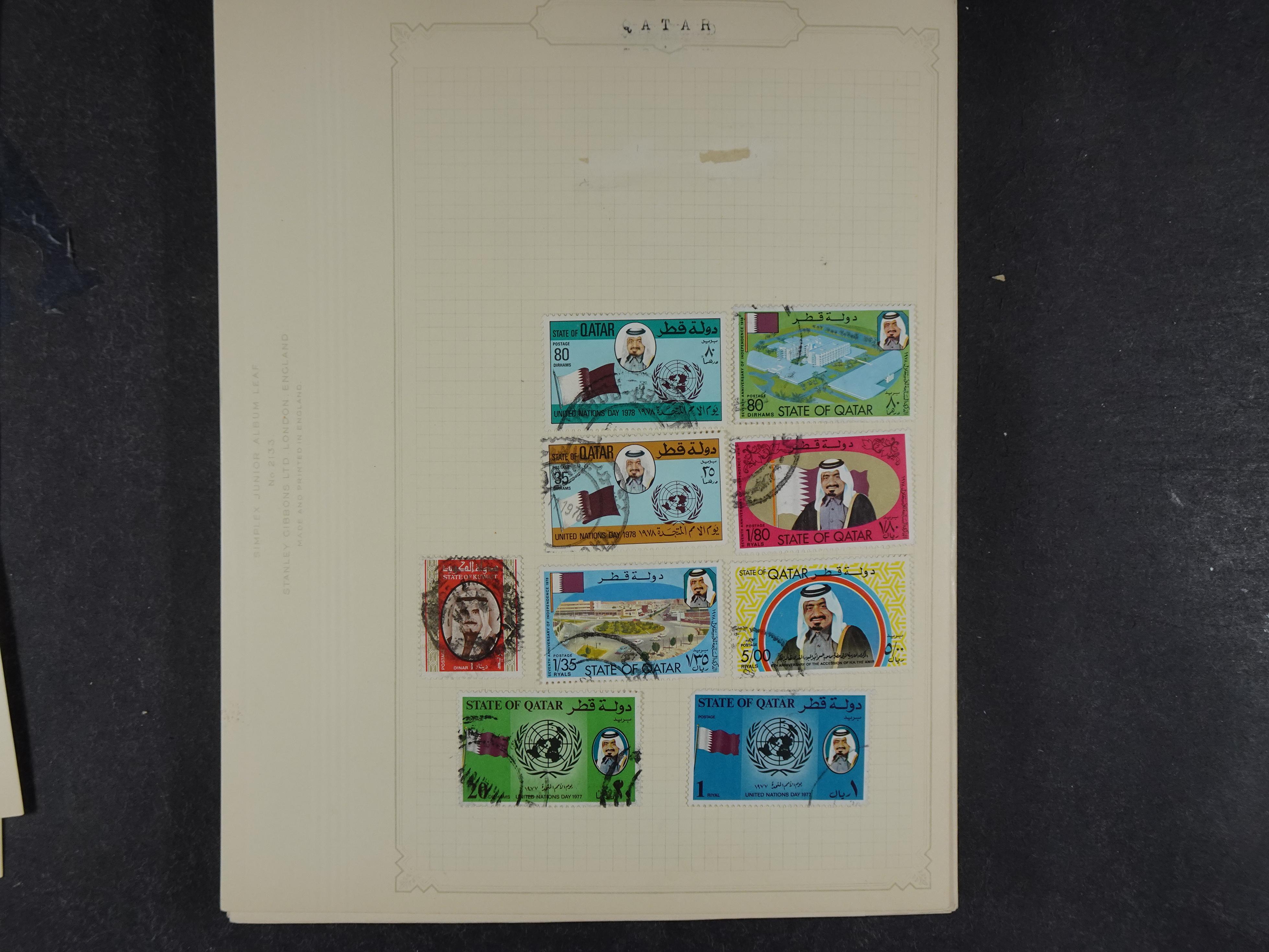 Doos met allerlei materiaal diverse betere zegels en fraaie stempels.
 148