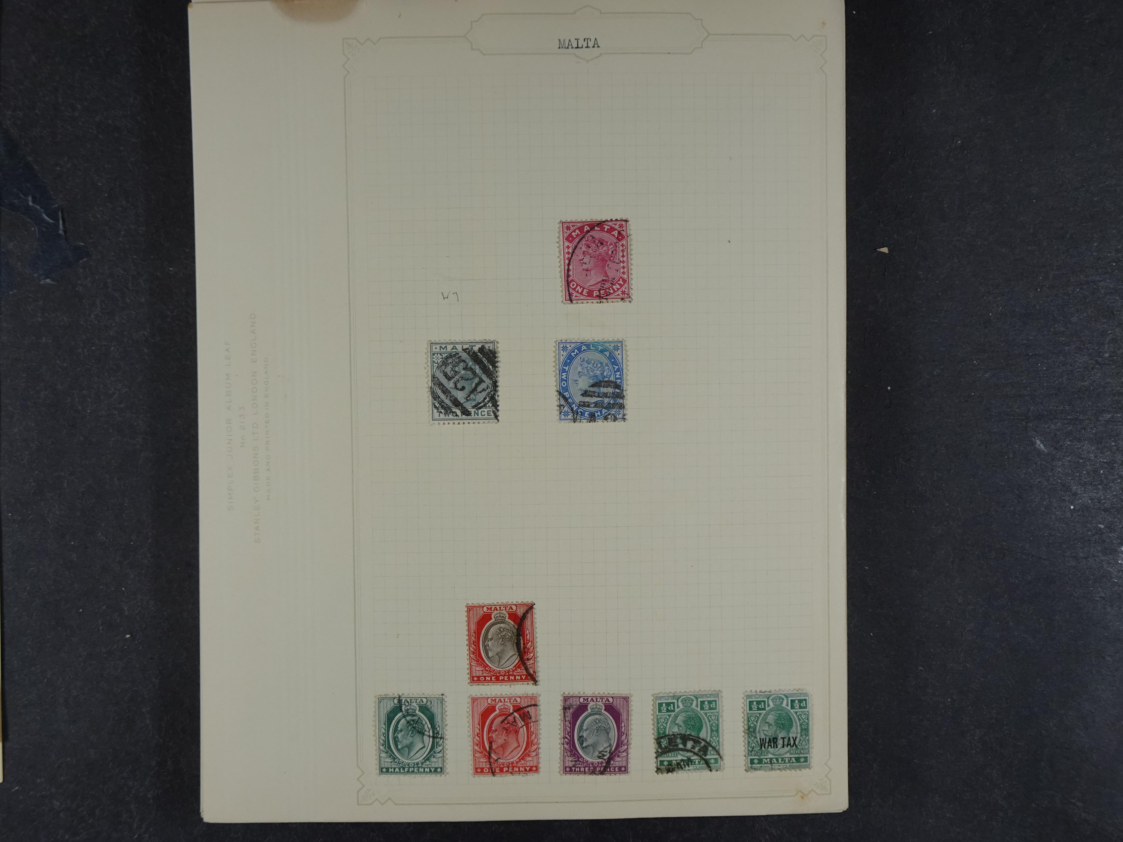 Doos met allerlei materiaal diverse betere zegels en fraaie stempels.
 149