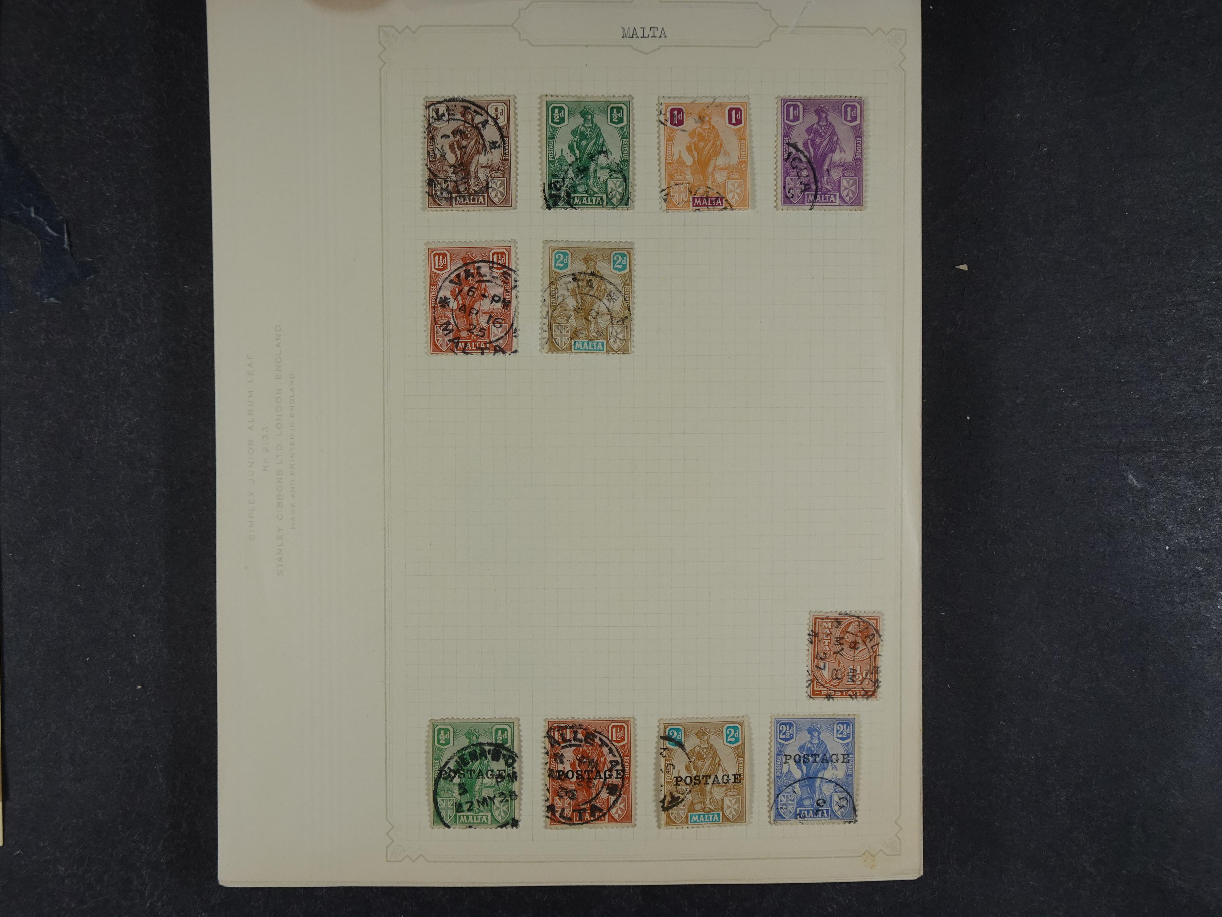 Doos met allerlei materiaal diverse betere zegels en fraaie stempels.
 150