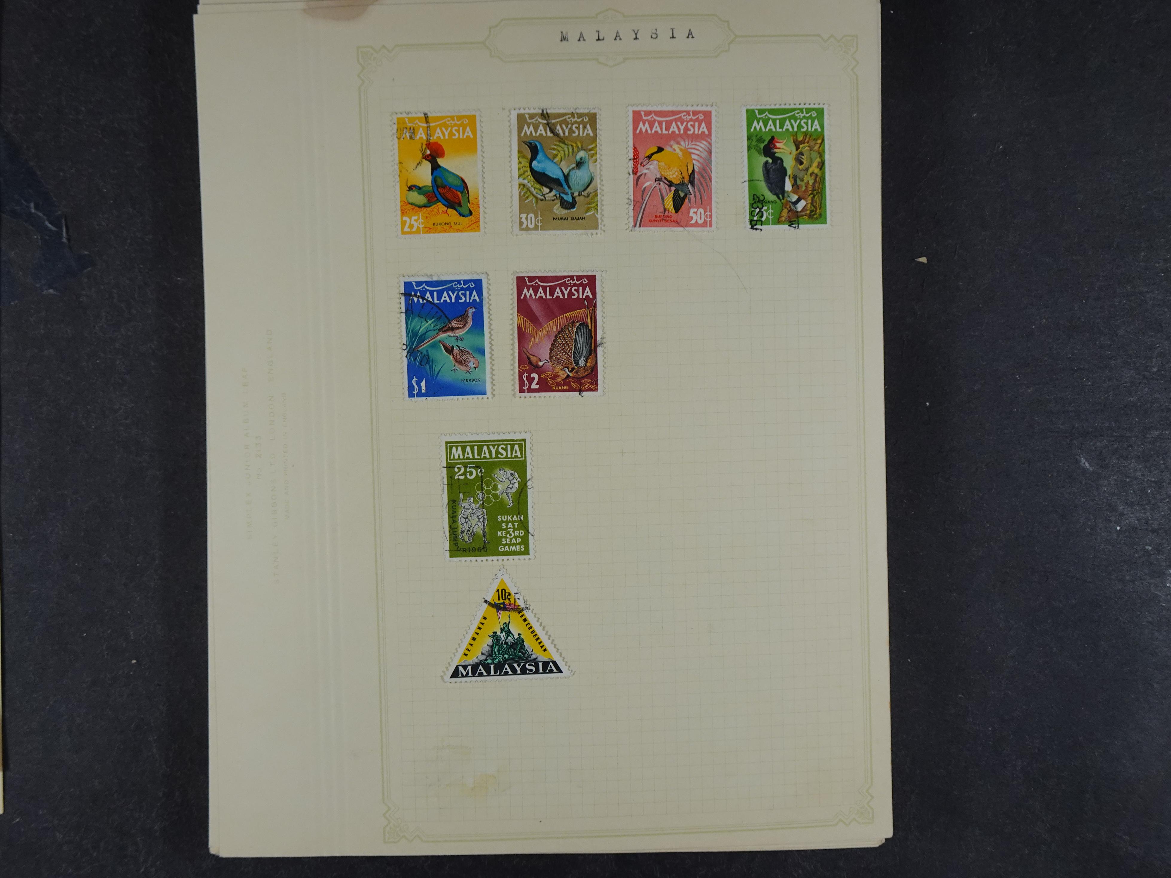 Doos met allerlei materiaal diverse betere zegels en fraaie stempels.
 151