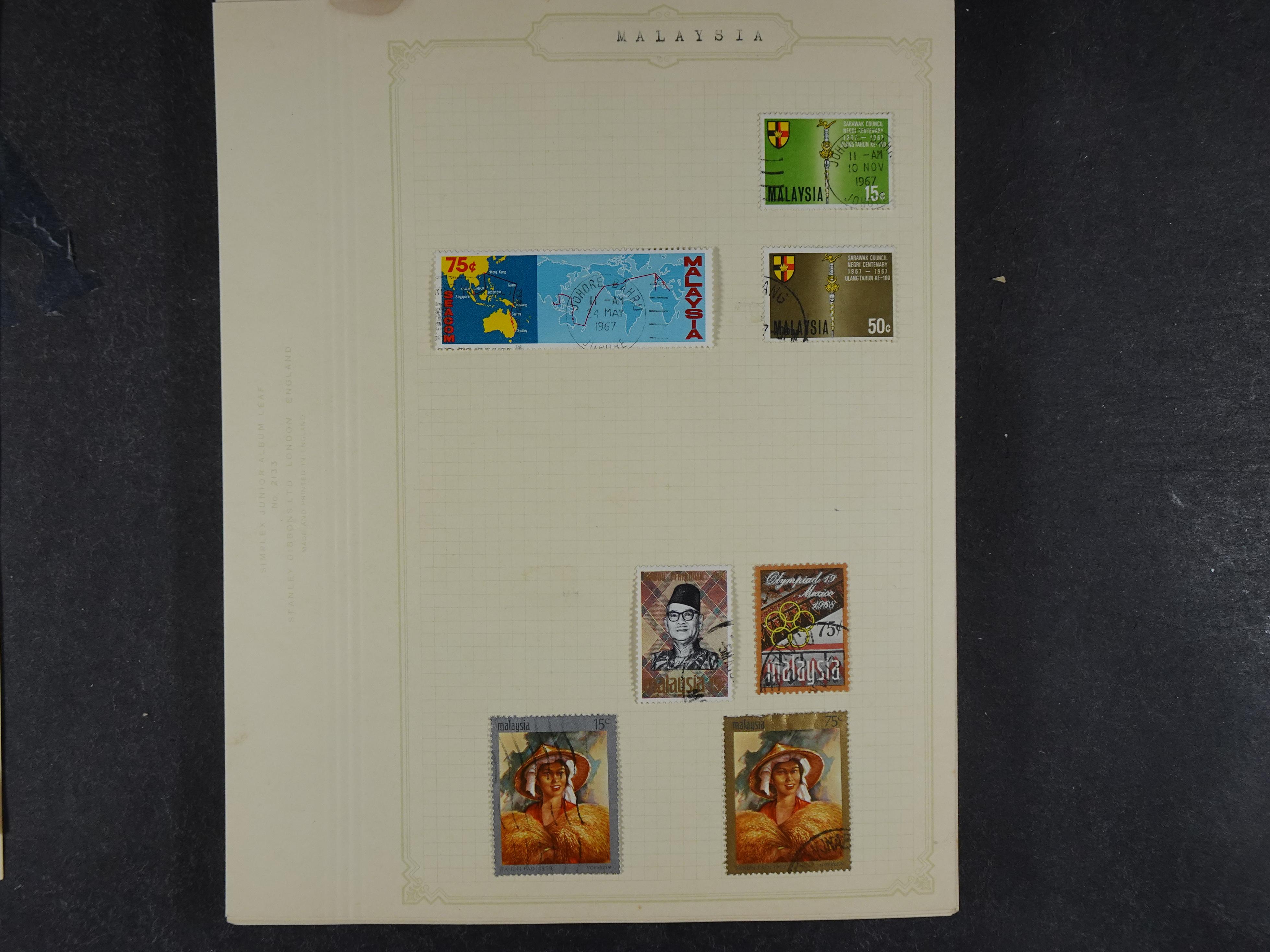 Doos met allerlei materiaal diverse betere zegels en fraaie stempels.
 152