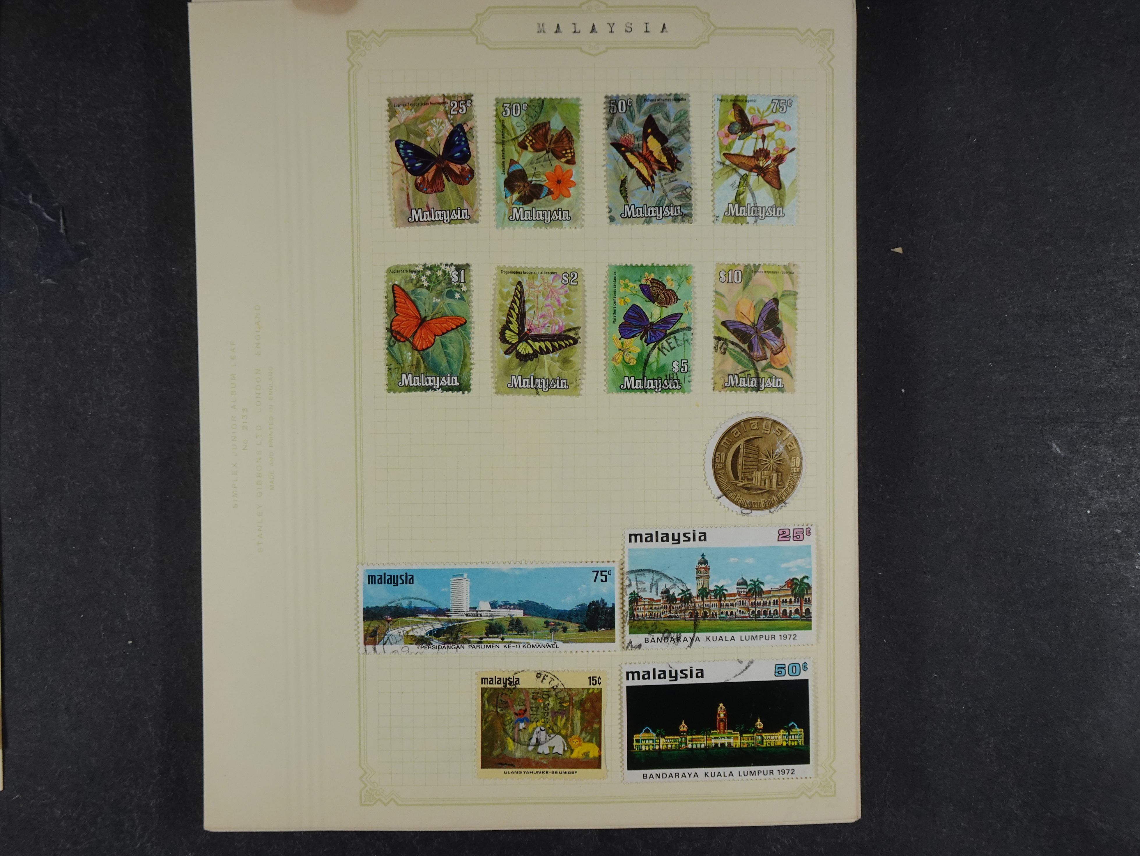 Doos met allerlei materiaal diverse betere zegels en fraaie stempels.
 153