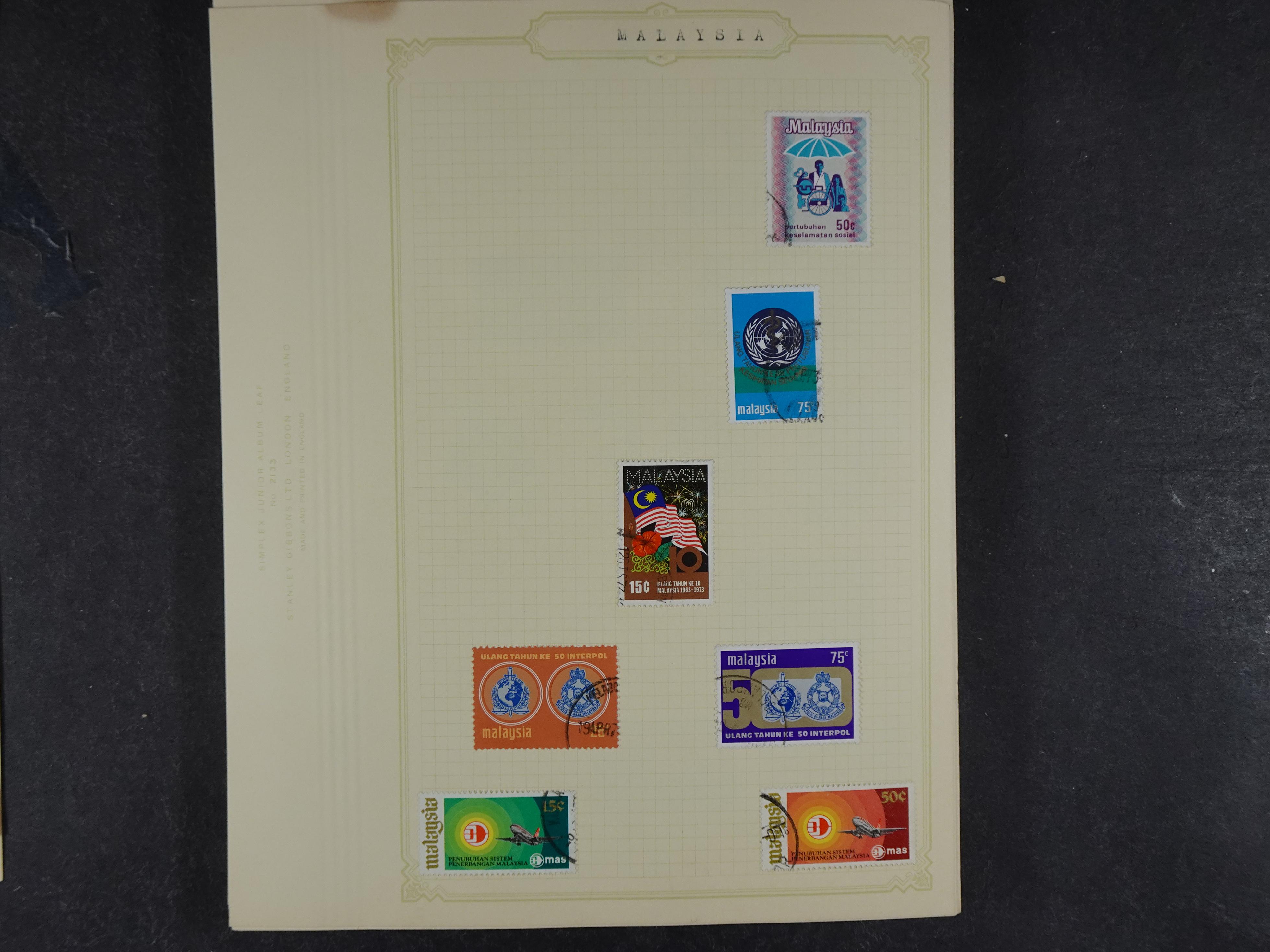 Doos met allerlei materiaal diverse betere zegels en fraaie stempels.
 154