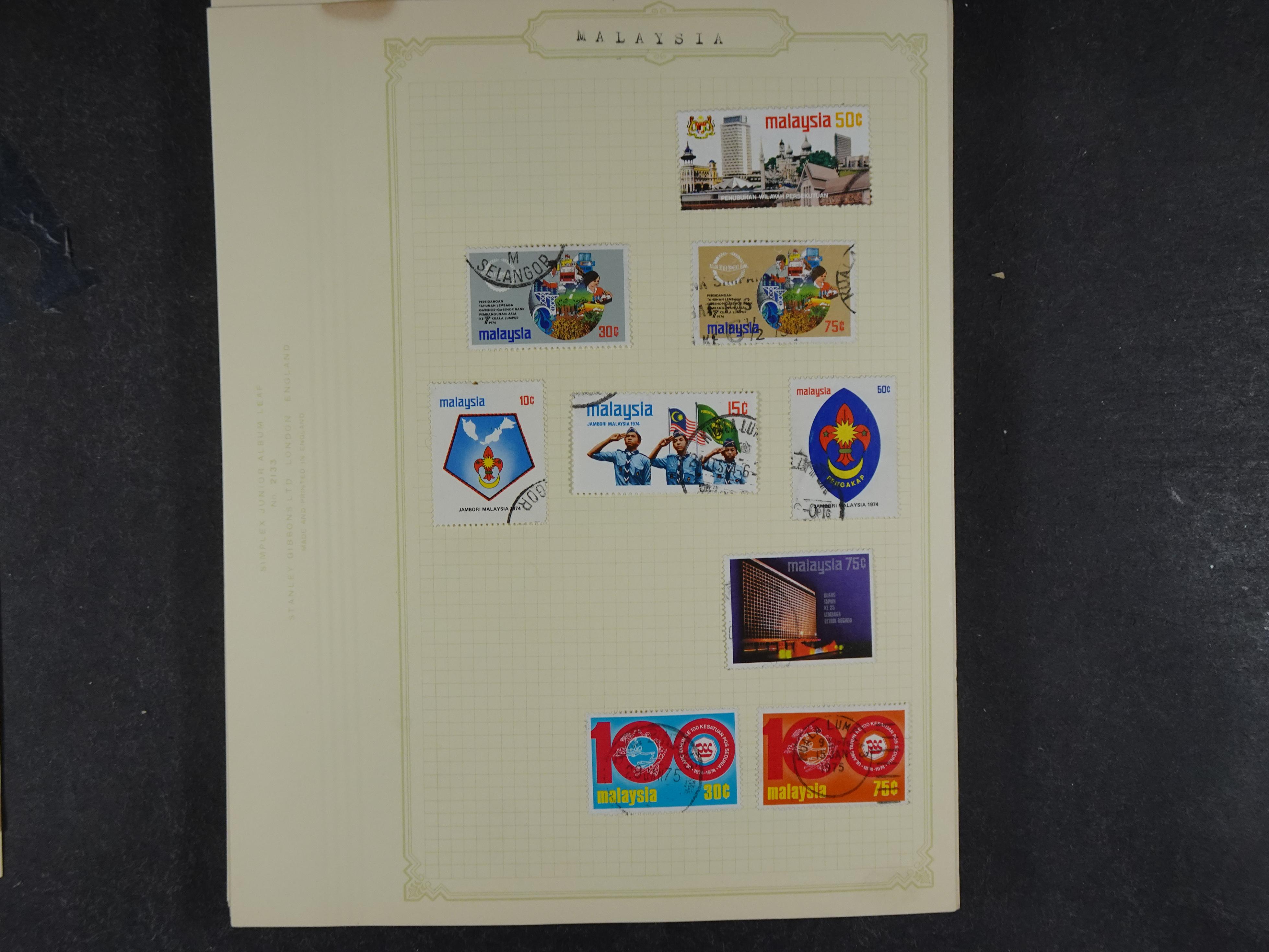 Doos met allerlei materiaal diverse betere zegels en fraaie stempels.
 155