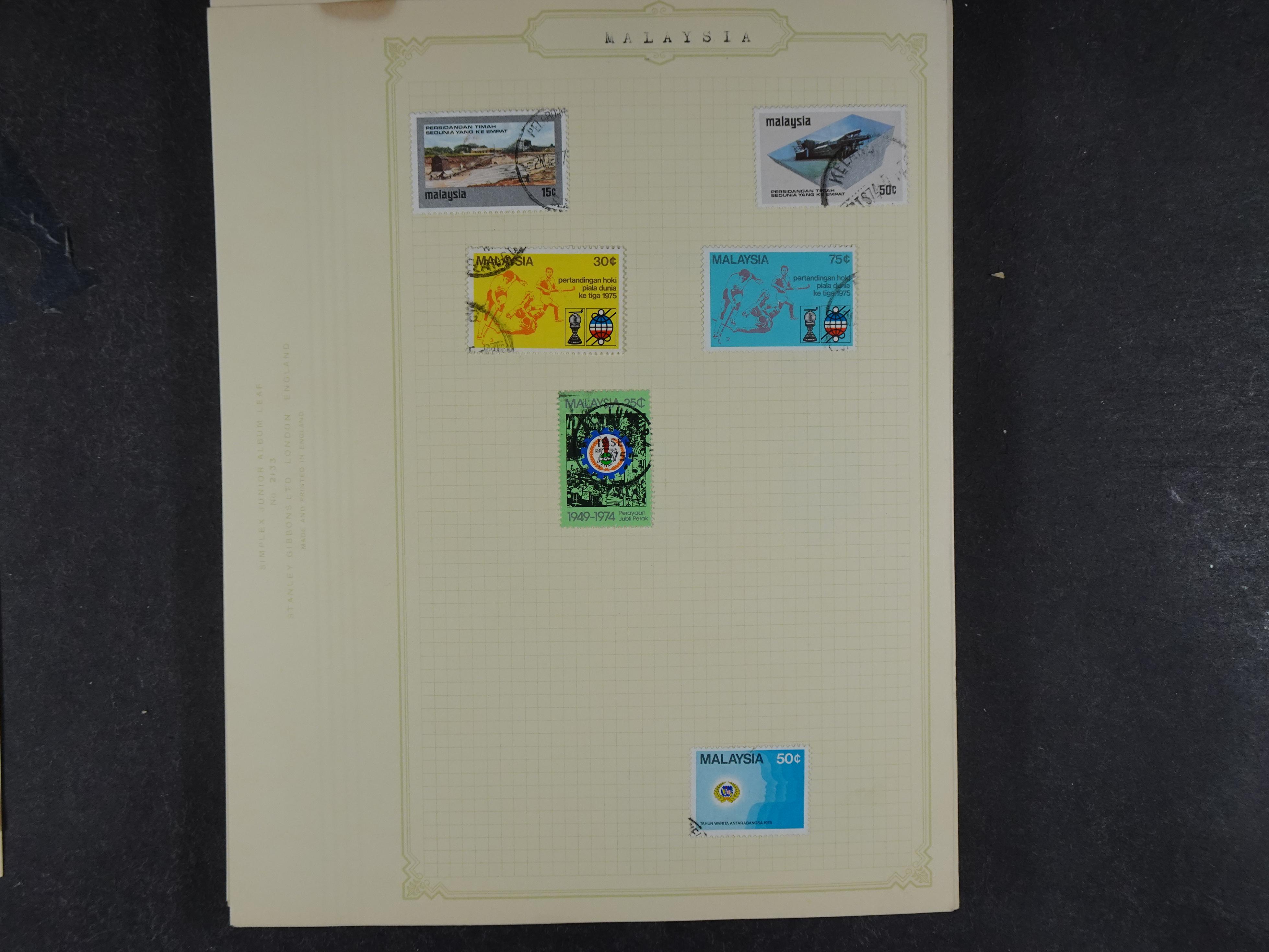 Doos met allerlei materiaal diverse betere zegels en fraaie stempels.
 156