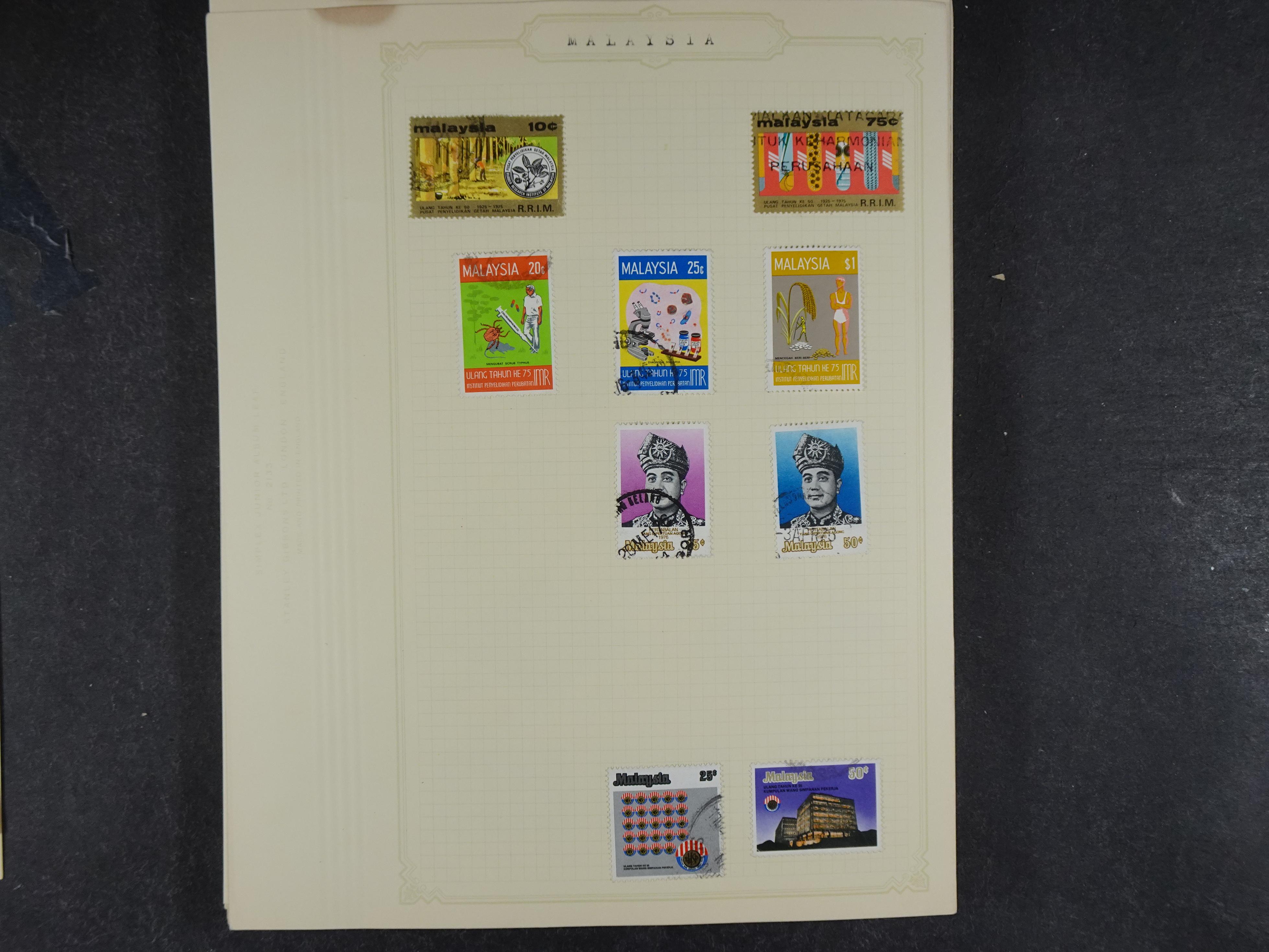 Doos met allerlei materiaal diverse betere zegels en fraaie stempels.
 157