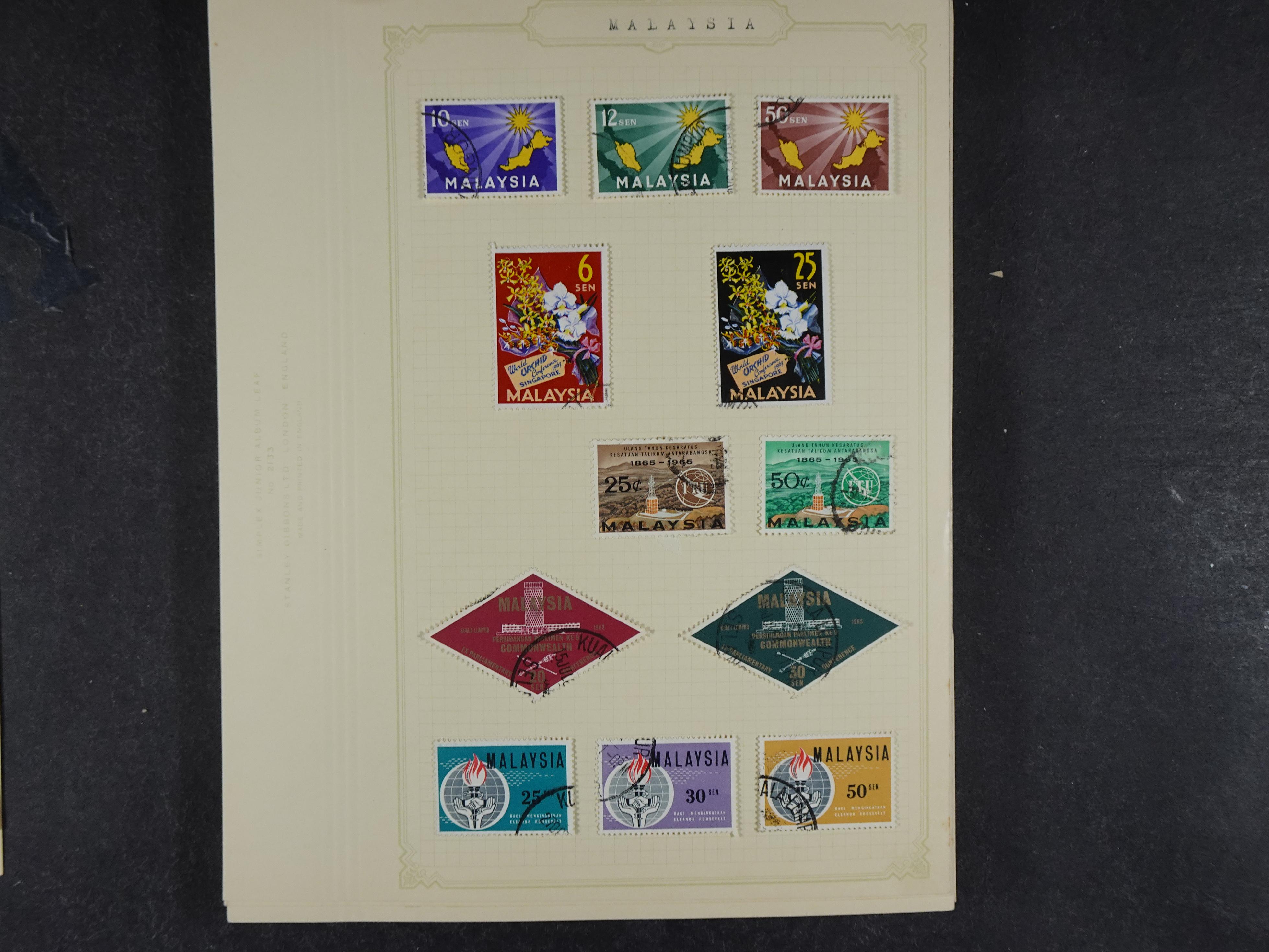 Doos met allerlei materiaal diverse betere zegels en fraaie stempels.
 158