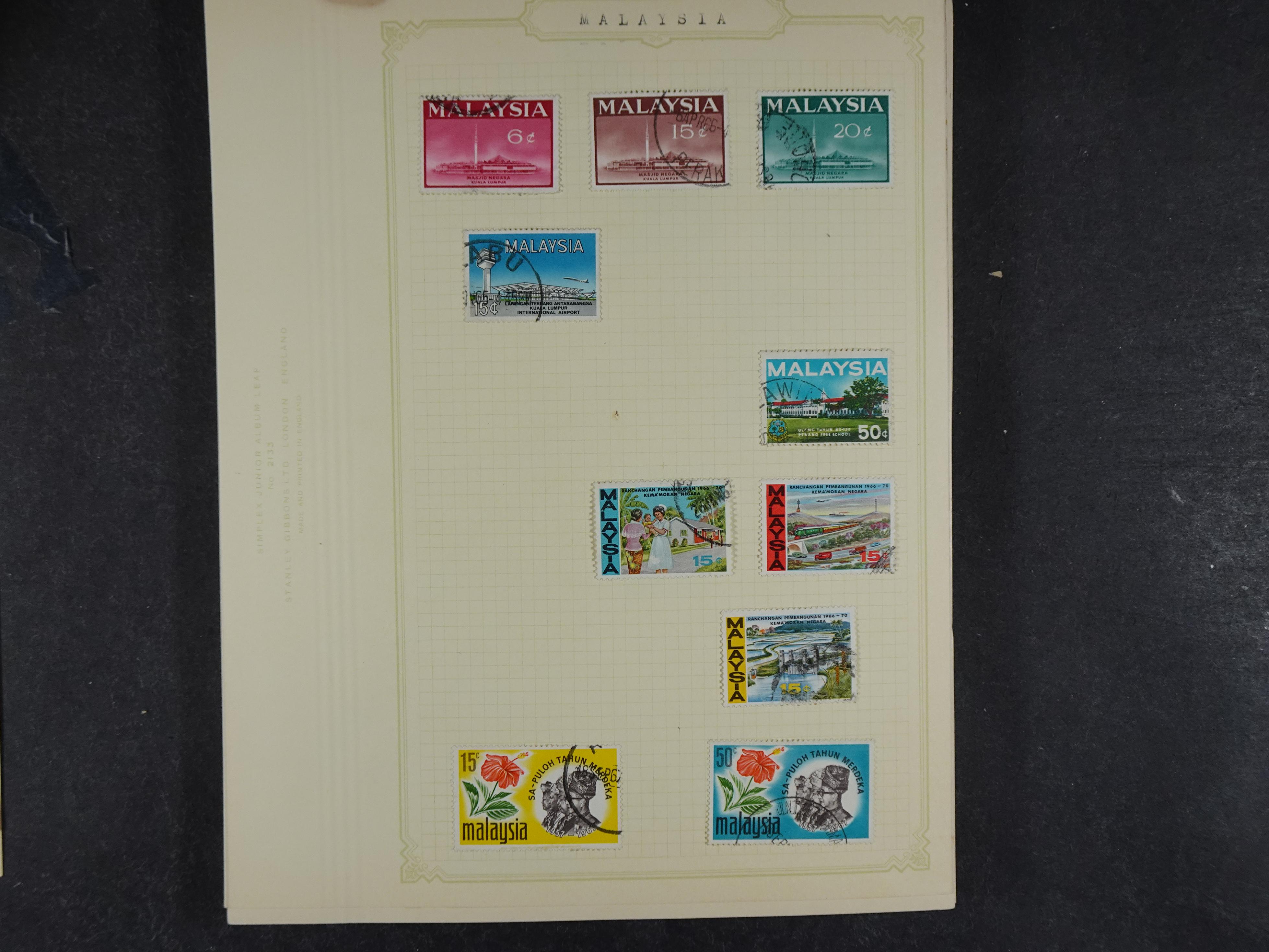 Doos met allerlei materiaal diverse betere zegels en fraaie stempels.
 159