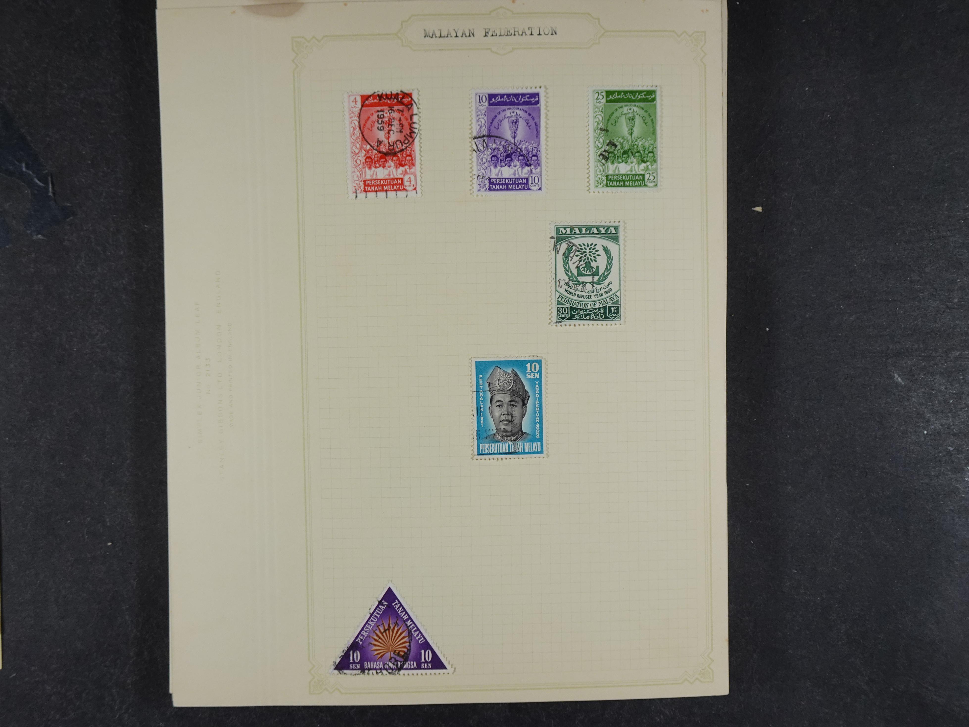 Doos met allerlei materiaal diverse betere zegels en fraaie stempels.
 160