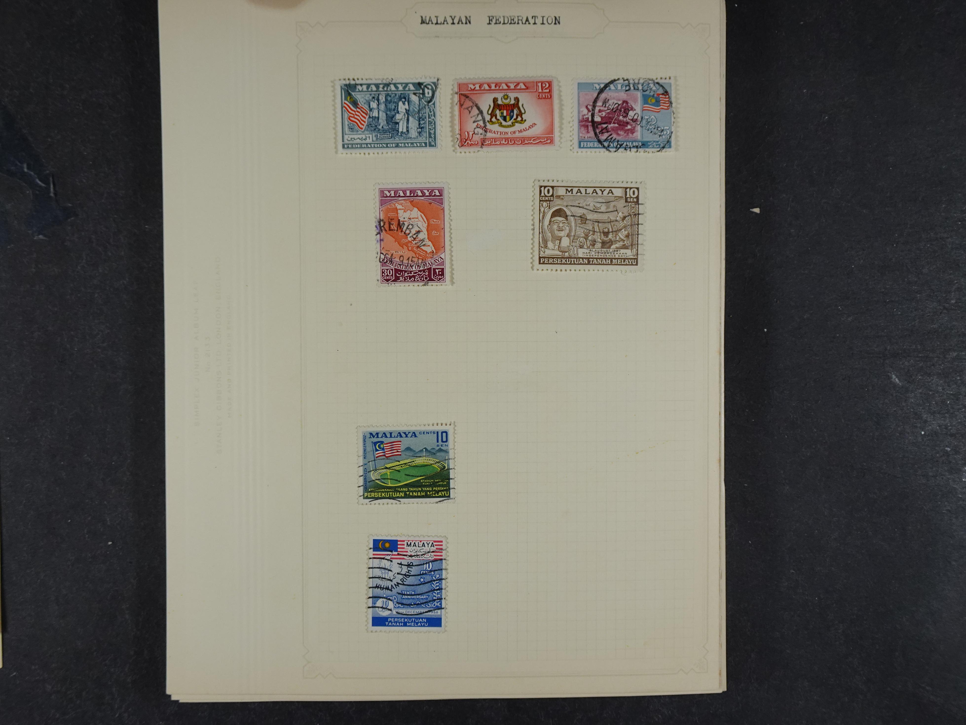 Doos met allerlei materiaal diverse betere zegels en fraaie stempels.
 161