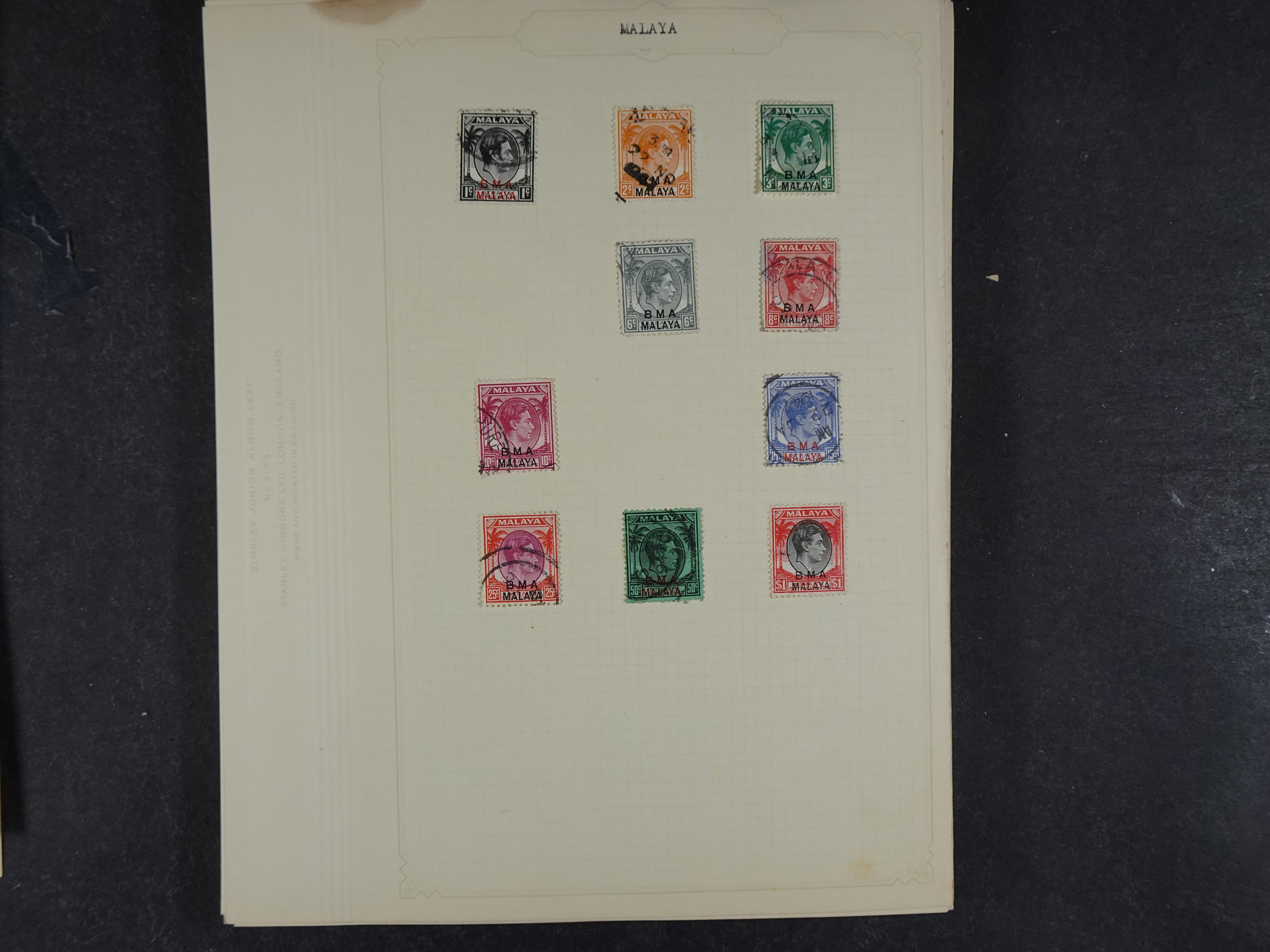 Doos met allerlei materiaal diverse betere zegels en fraaie stempels.
 162