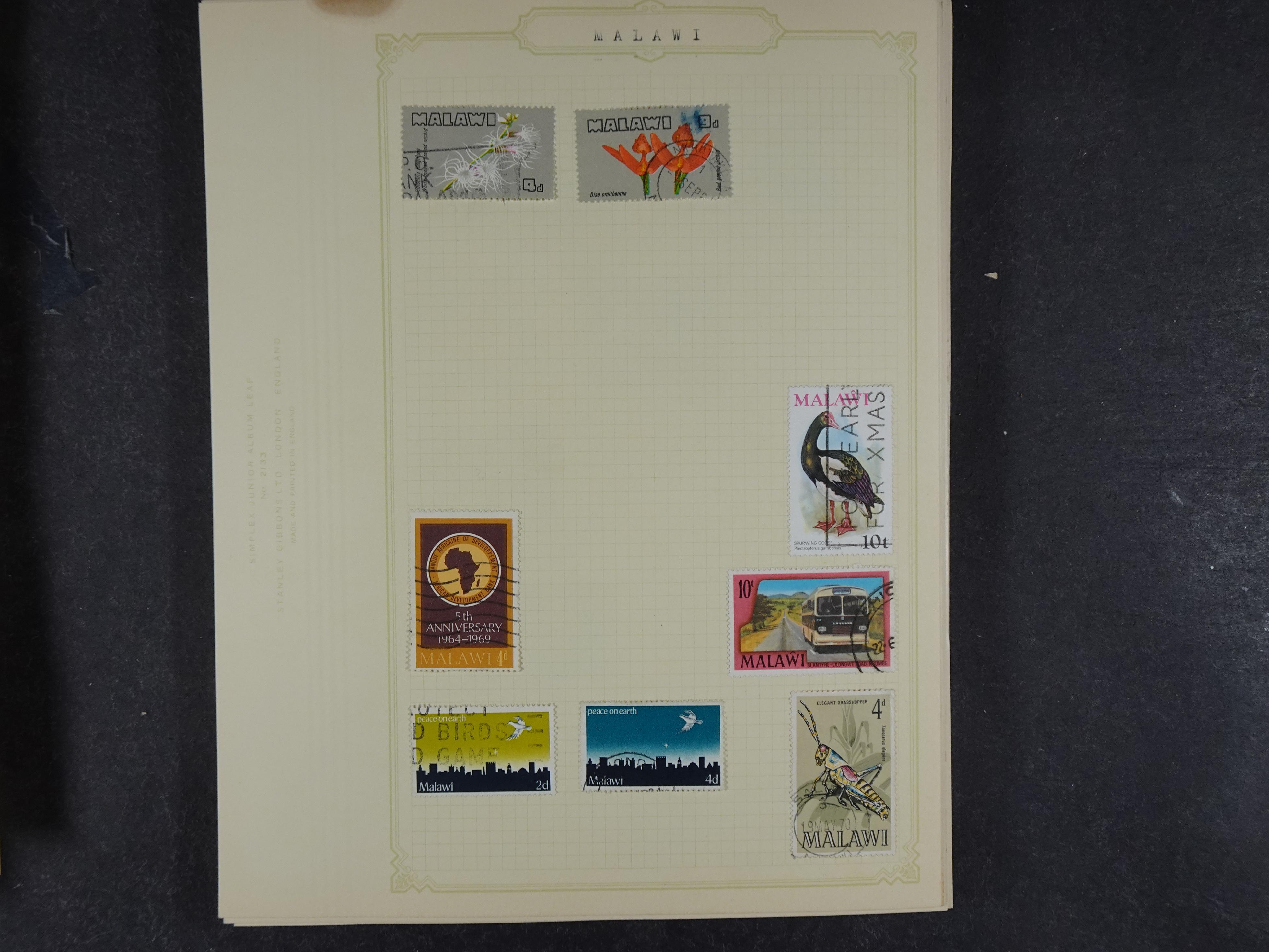 Doos met allerlei materiaal diverse betere zegels en fraaie stempels.
 163