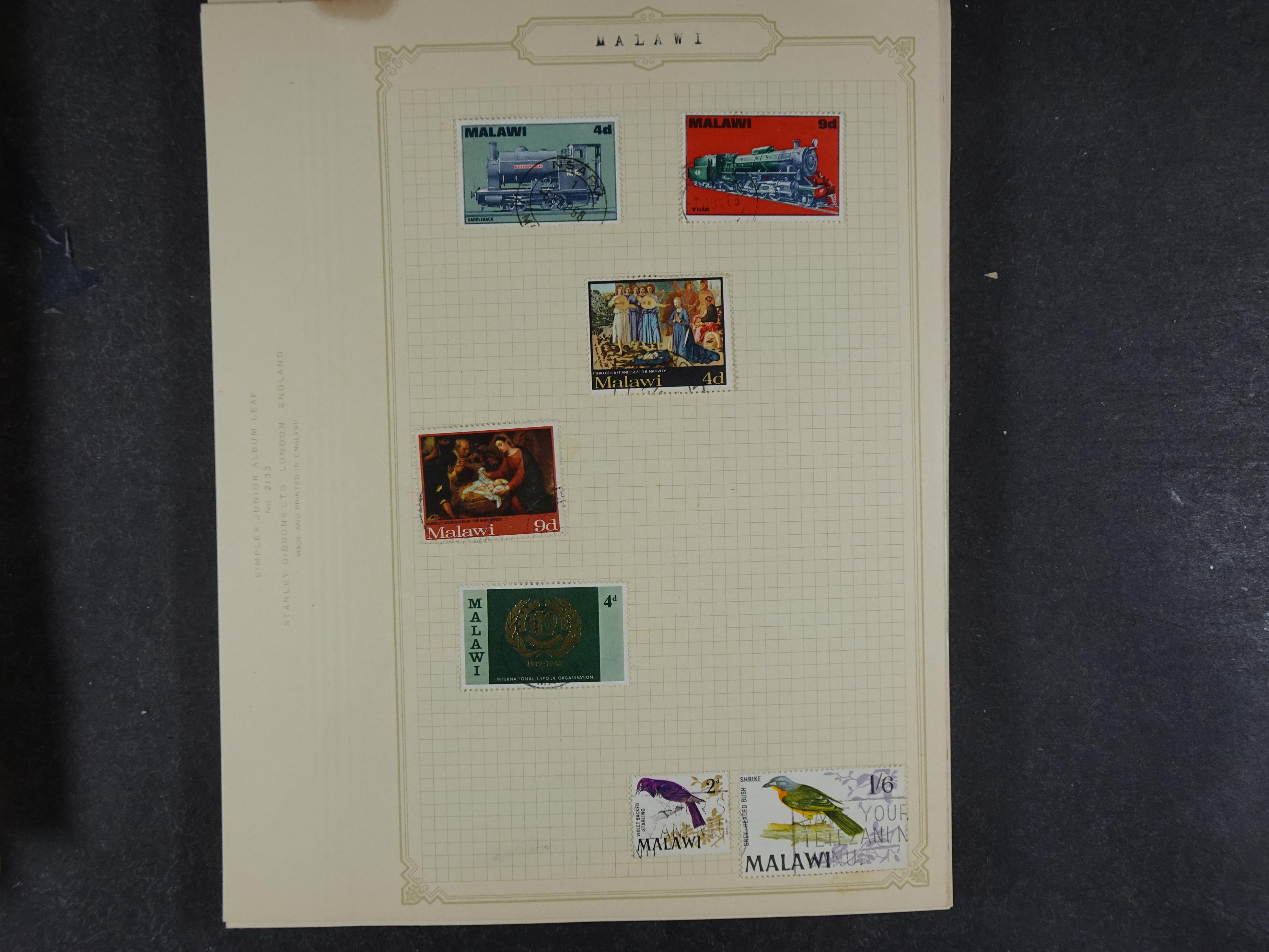 Doos met allerlei materiaal diverse betere zegels en fraaie stempels.
 164