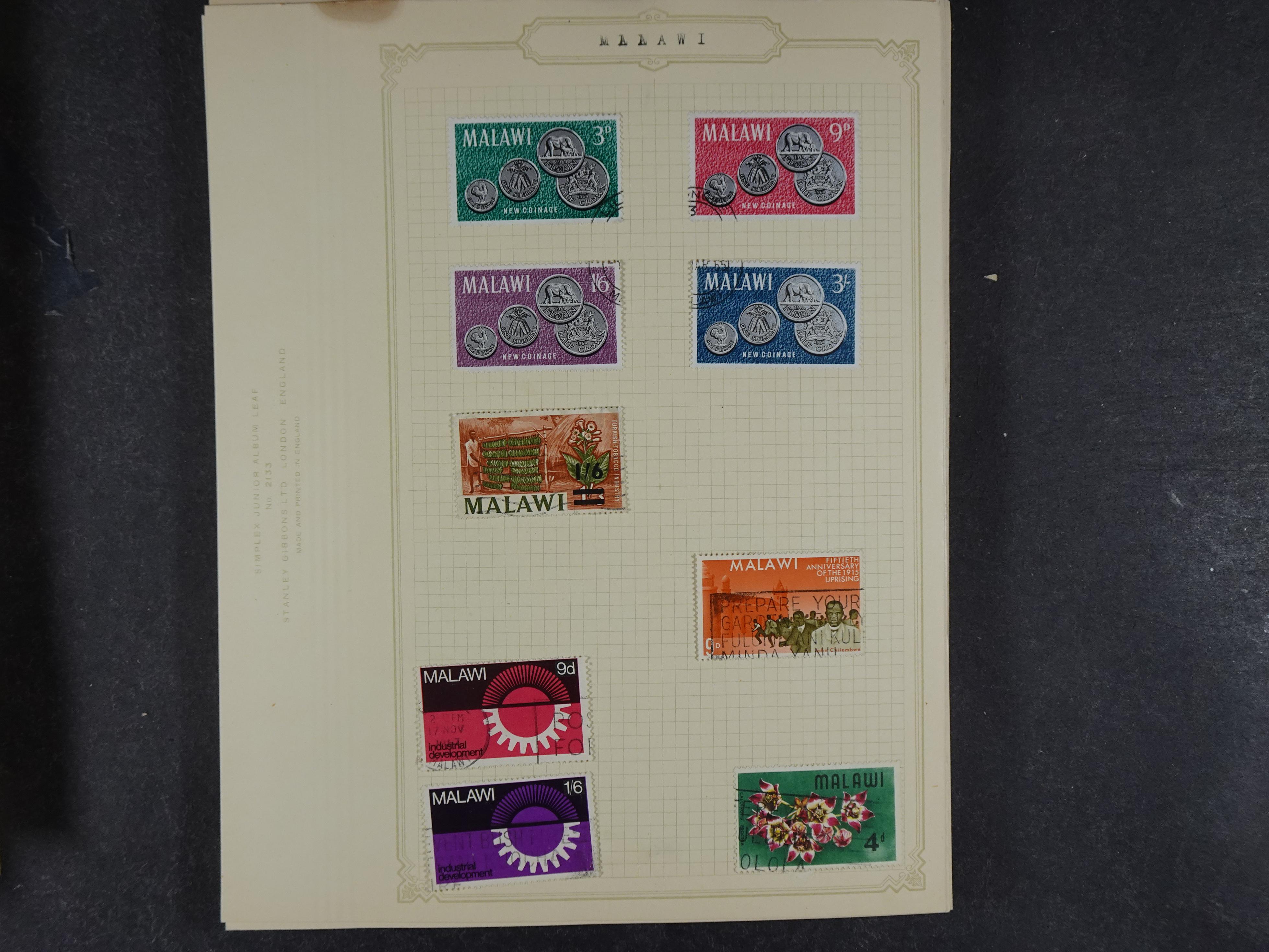 Doos met allerlei materiaal diverse betere zegels en fraaie stempels.
 165