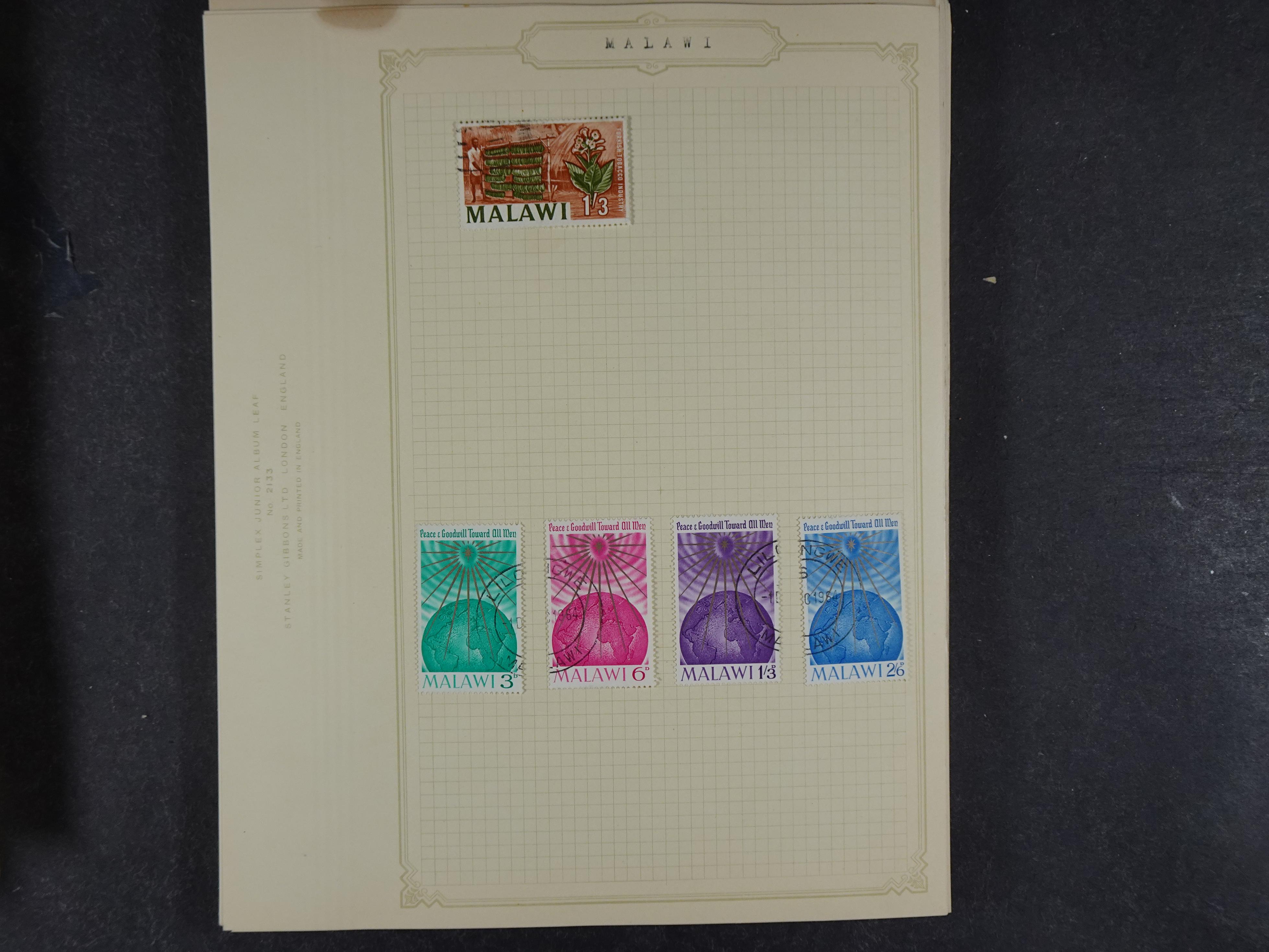 Doos met allerlei materiaal diverse betere zegels en fraaie stempels.
 166