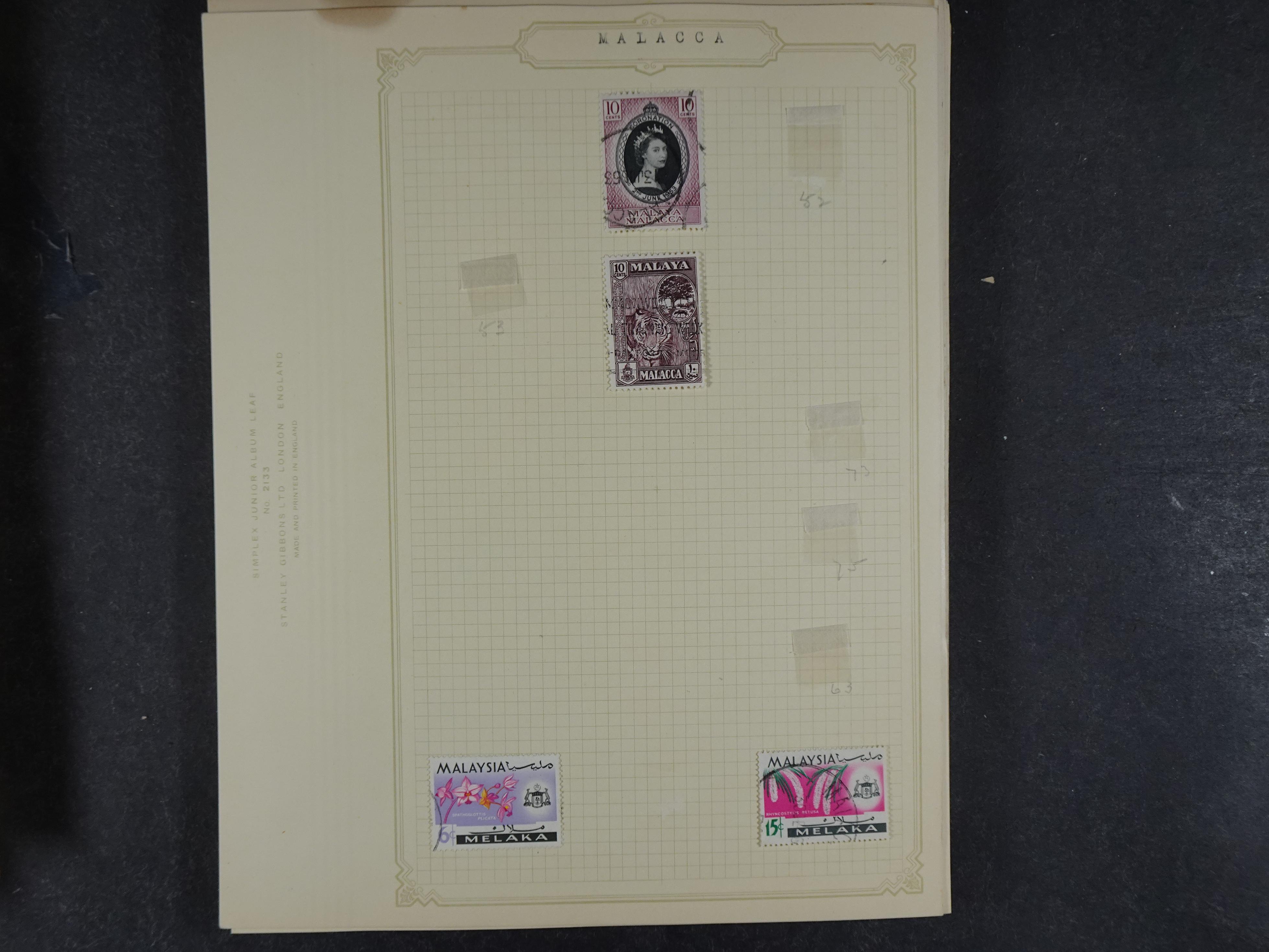 Doos met allerlei materiaal diverse betere zegels en fraaie stempels.
 167