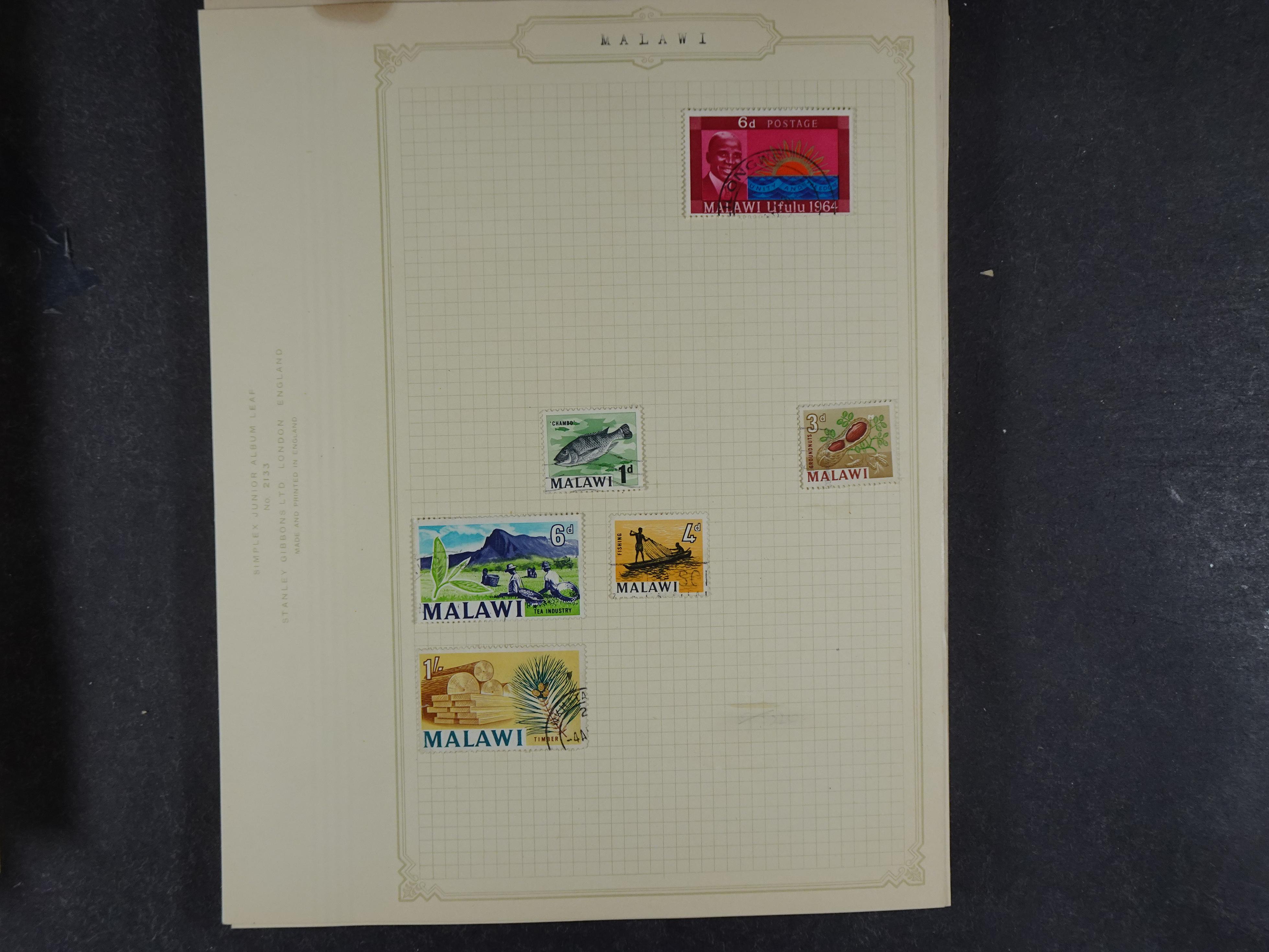 Doos met allerlei materiaal diverse betere zegels en fraaie stempels.
 168