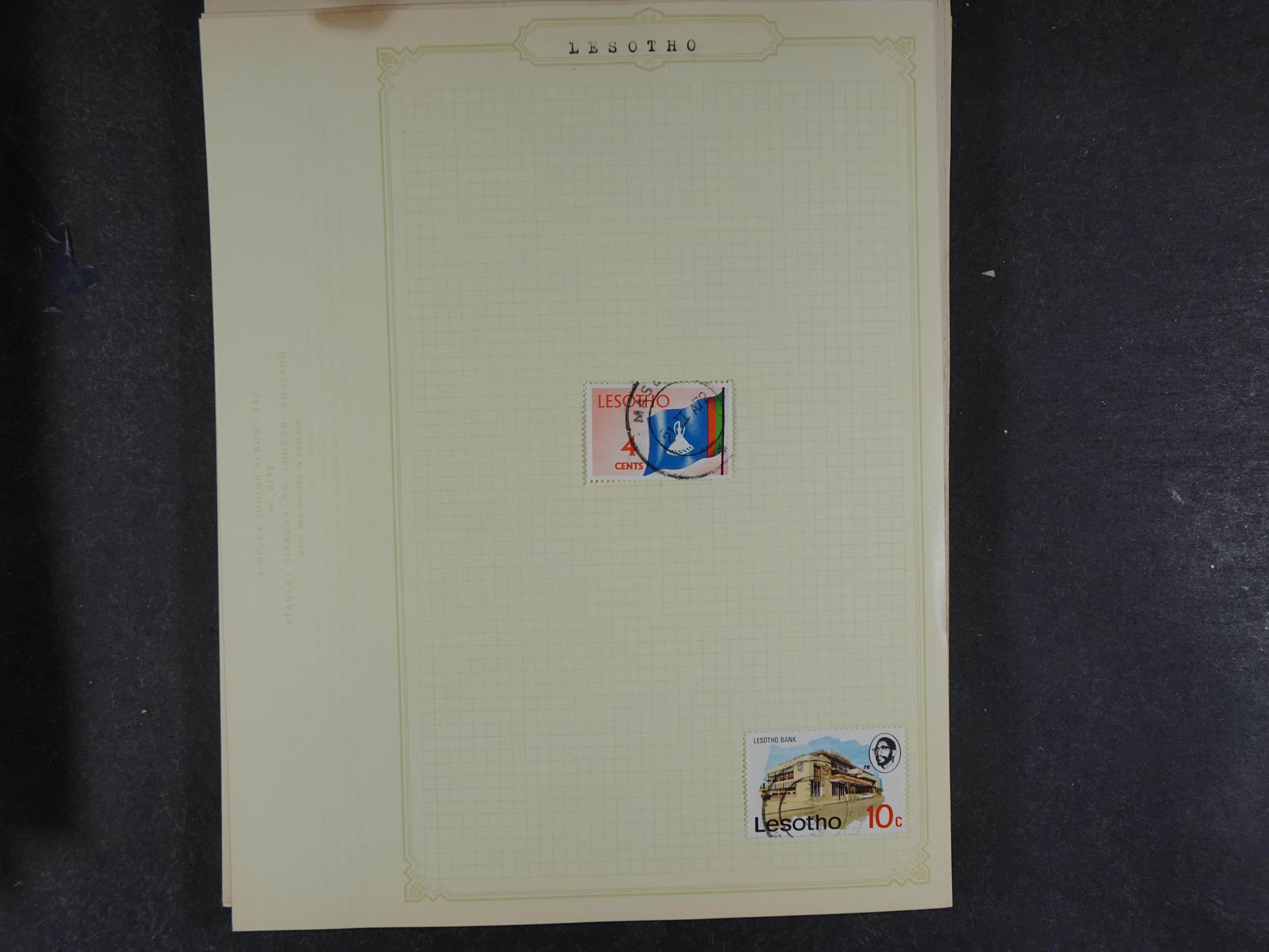 Doos met allerlei materiaal diverse betere zegels en fraaie stempels.
 169