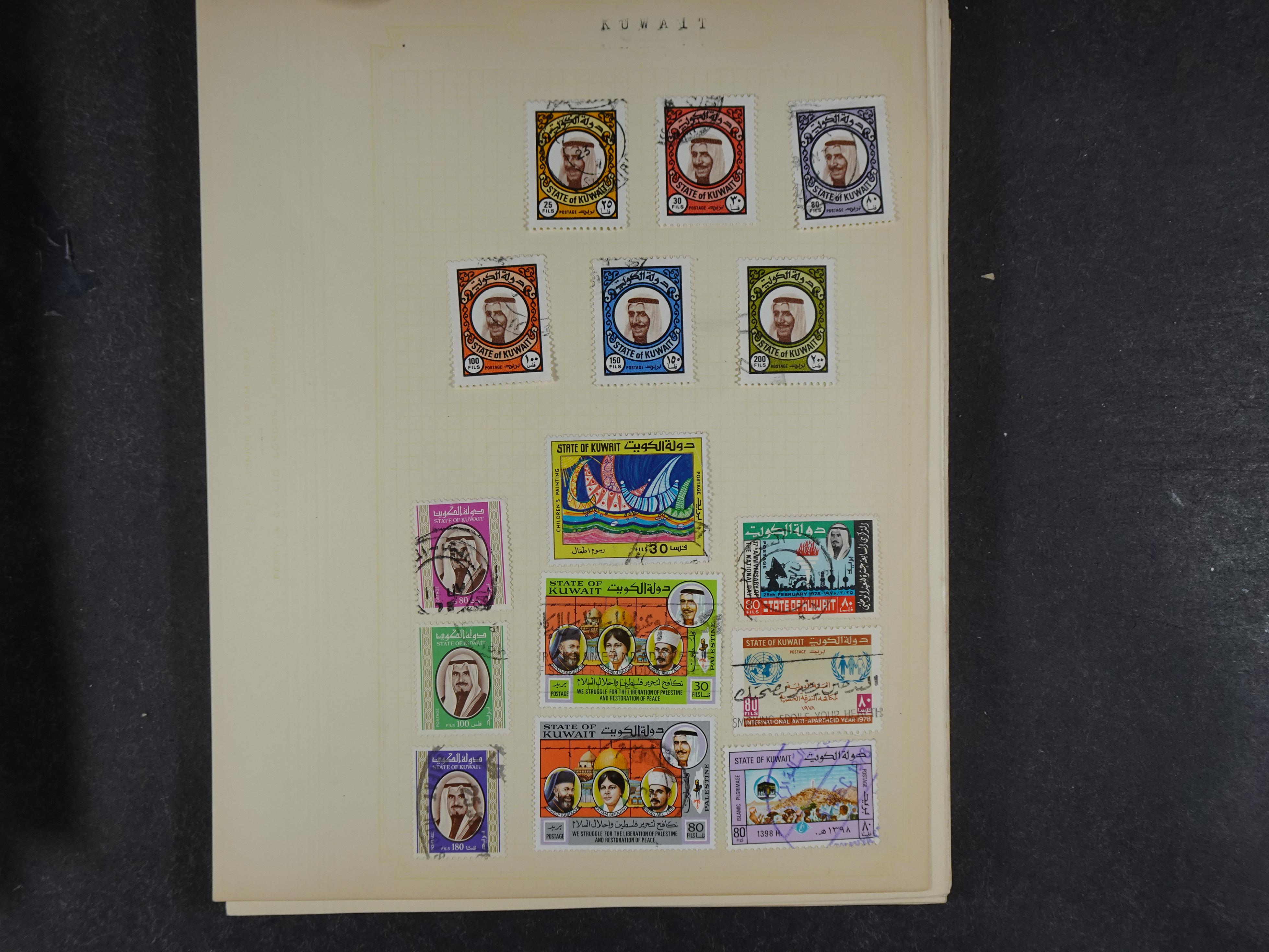 Doos met allerlei materiaal diverse betere zegels en fraaie stempels.
 171