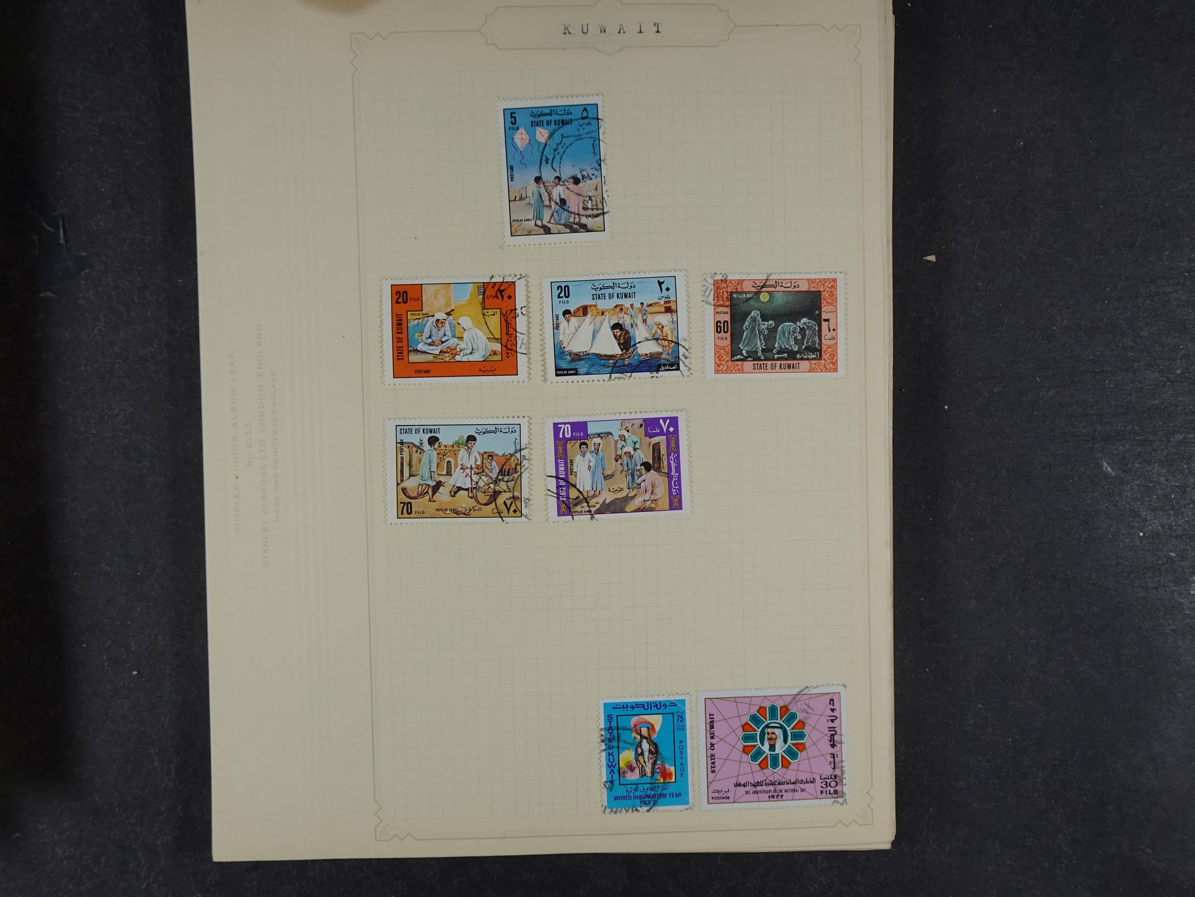 Doos met allerlei materiaal diverse betere zegels en fraaie stempels.
 172