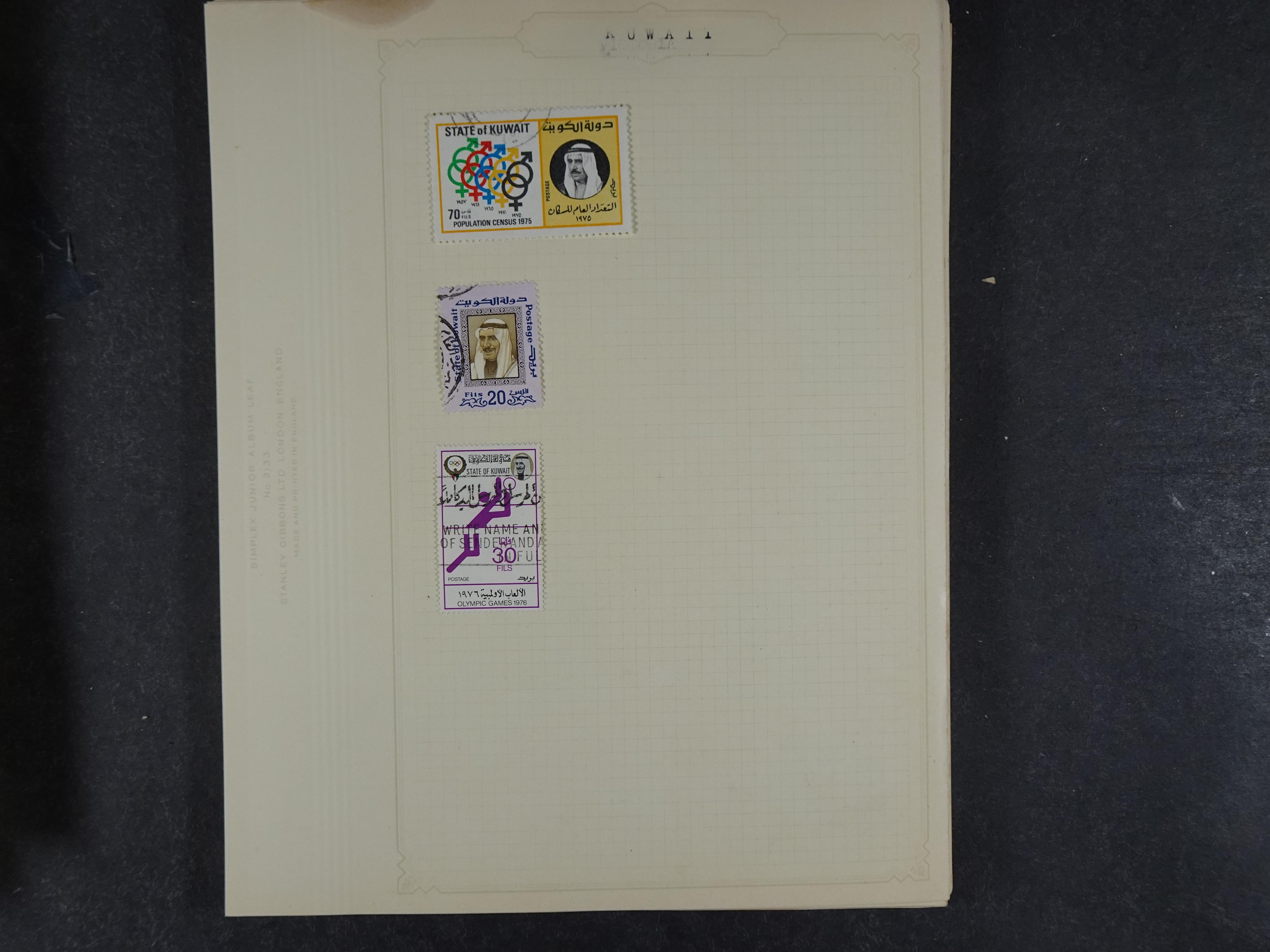 Doos met allerlei materiaal diverse betere zegels en fraaie stempels.
 173