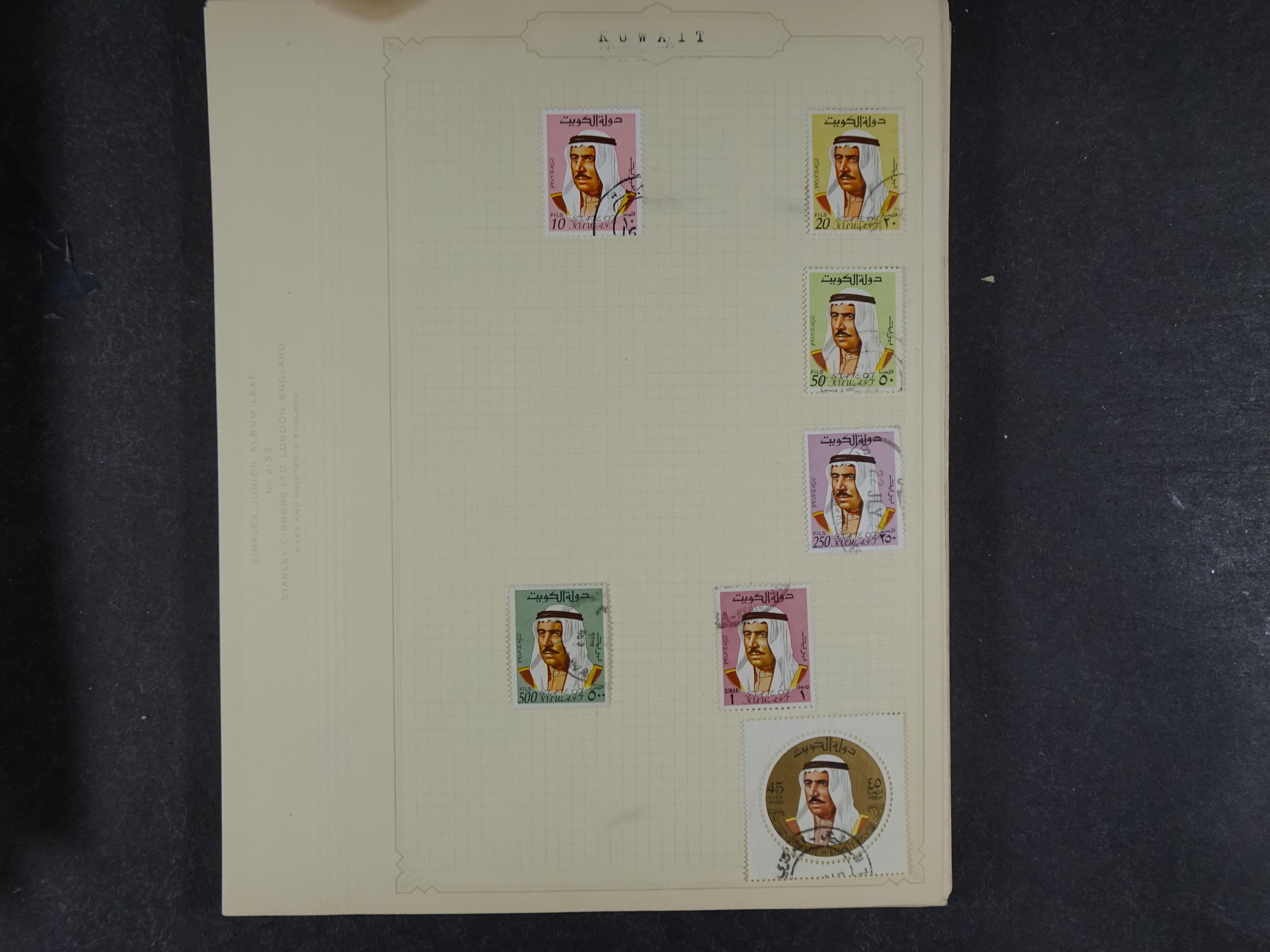 Doos met allerlei materiaal diverse betere zegels en fraaie stempels.
 174